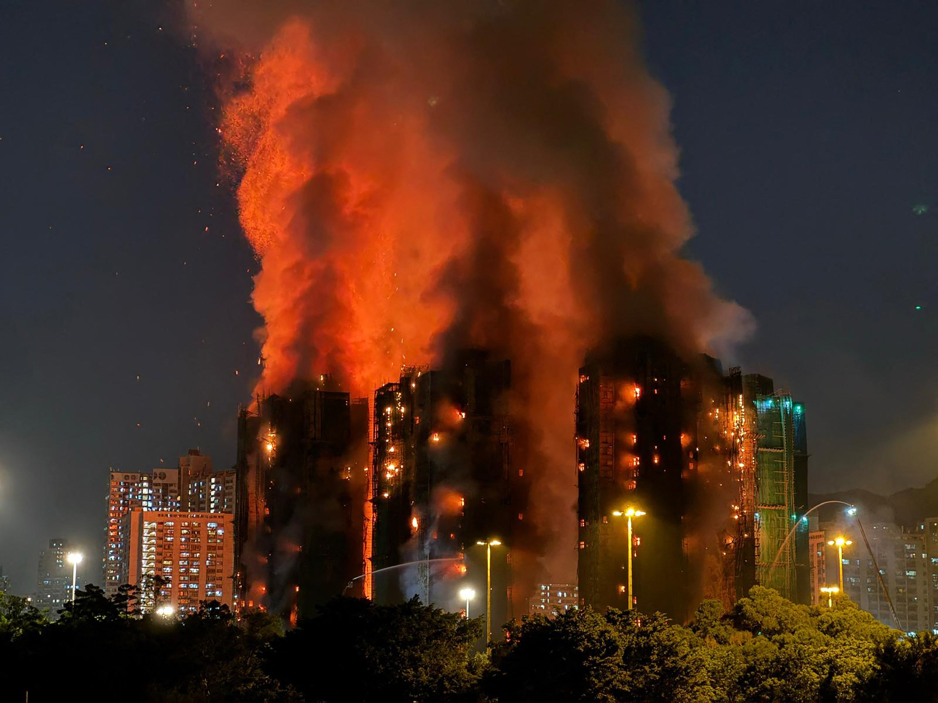 Incêndio em Hong Kong: VÍDEO mostra início do fogo e rápida propagação das chamas