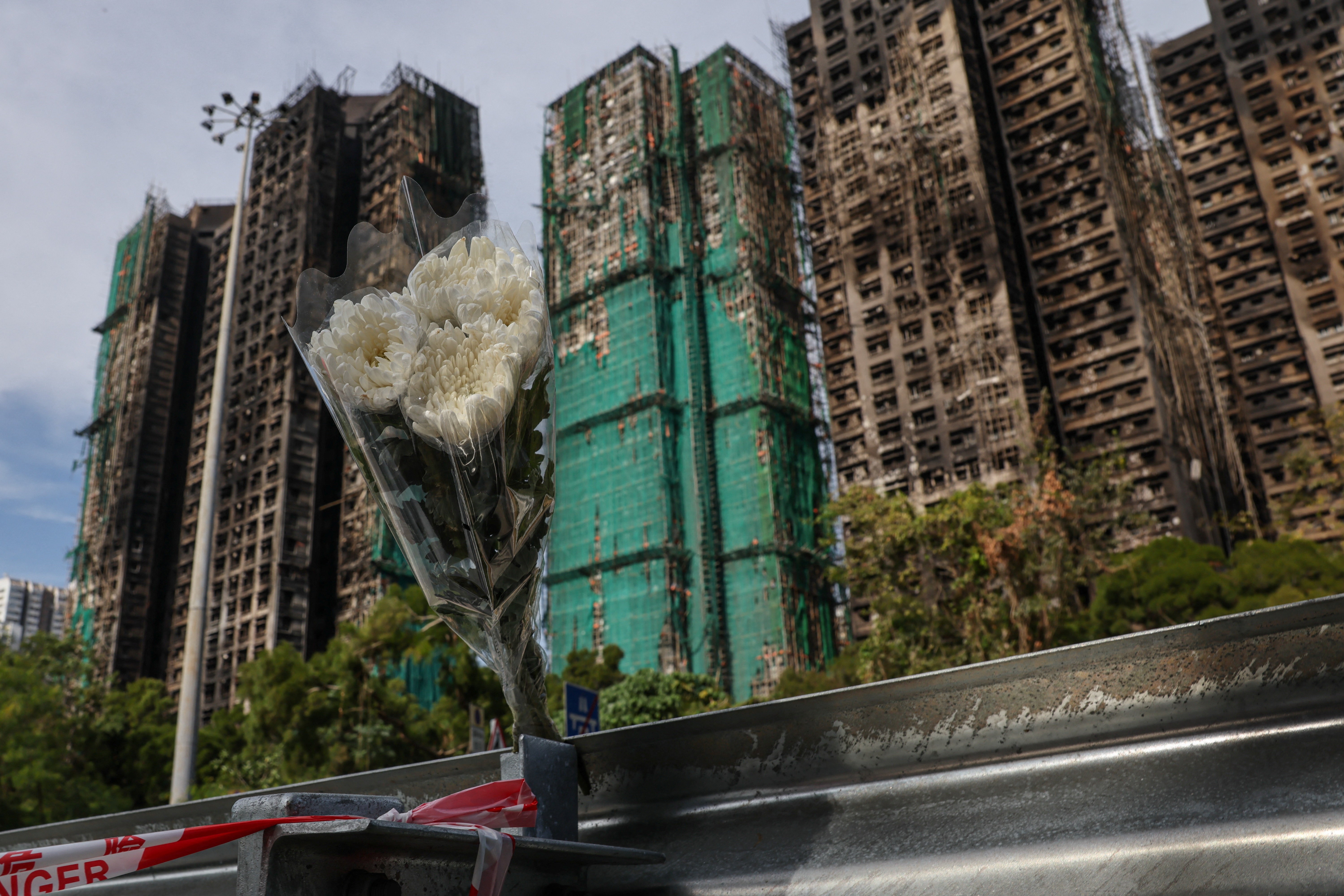 Governo de Hong Kong anuncia 13 prisões ligadas a incêndio em condomínio de arranha-céus que deixou 151 mortos