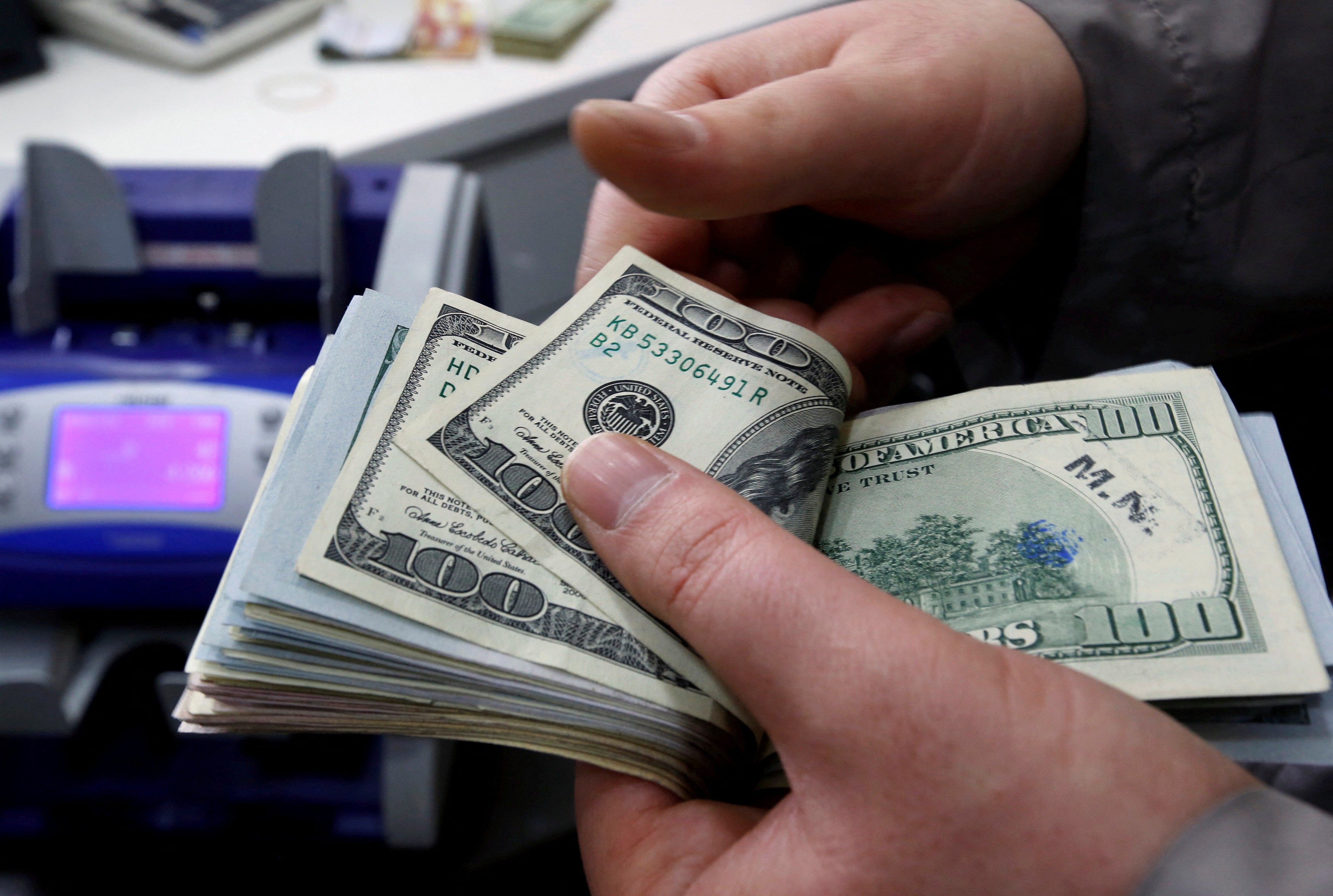 Dólar abre em alta com atenção voltada a discursos de Galípolo e Powell