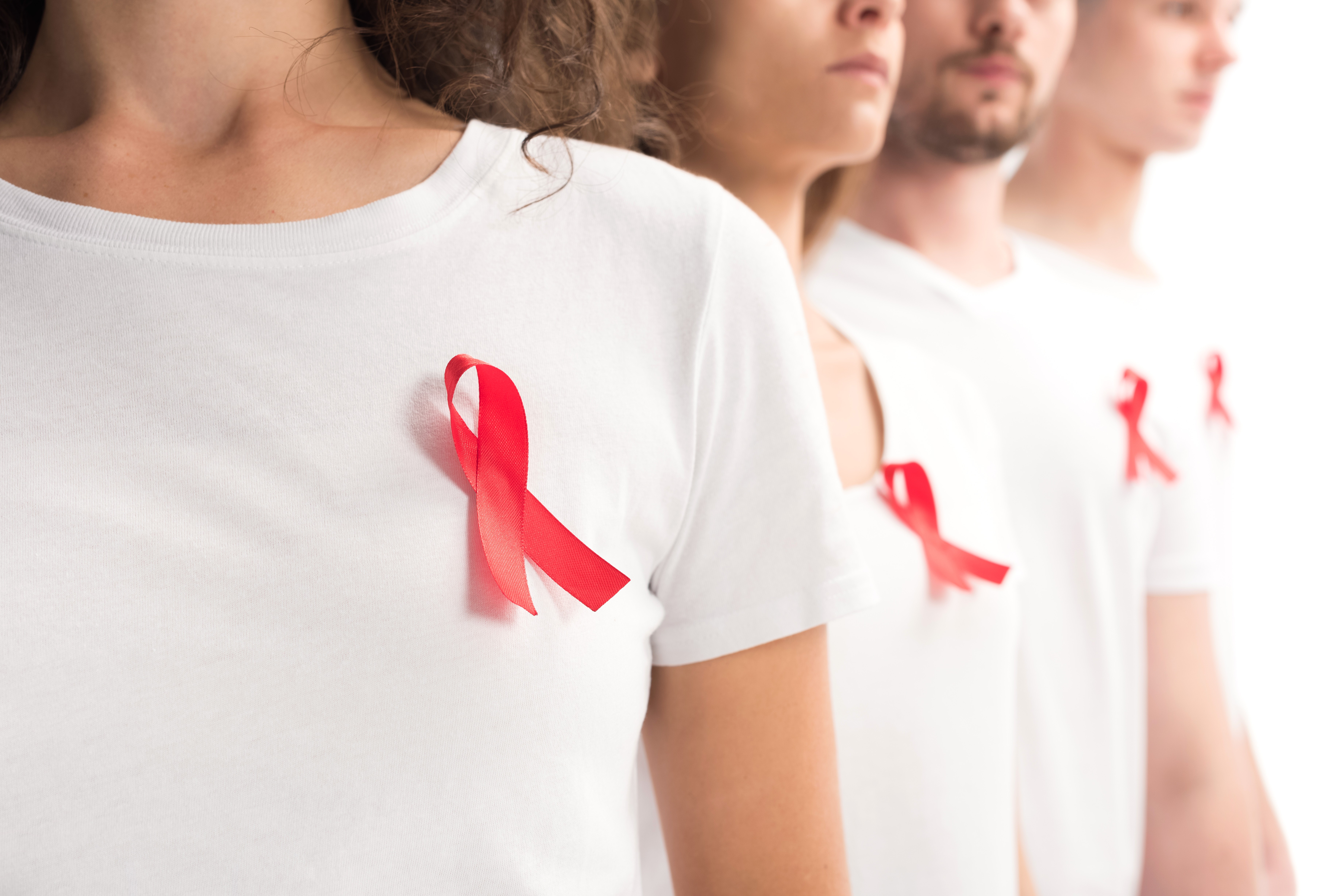 ‘Pior do que viver com HIV é não saber que vive com o vírus’, alerta infectologista