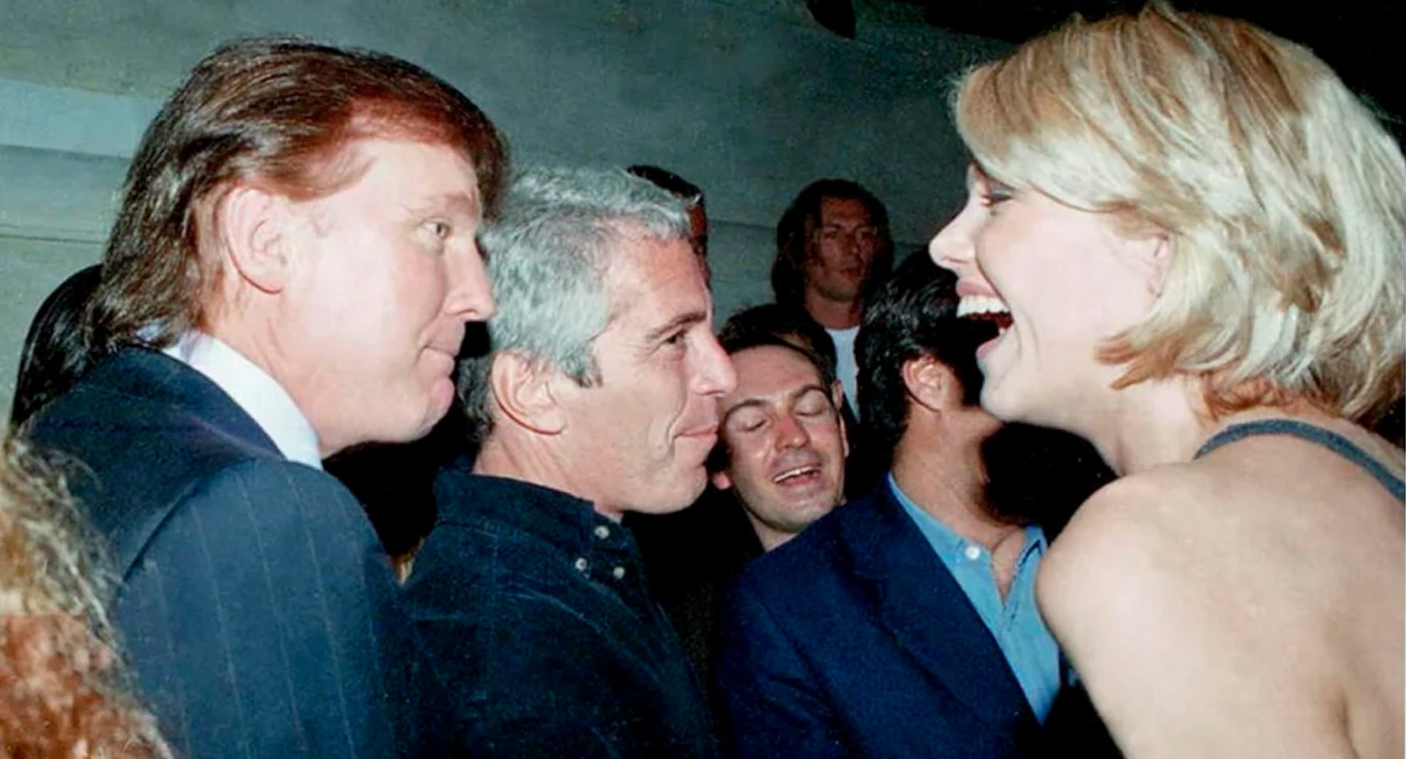 Trump aparece com Epstein em novas fotos divulgadas por democratas do acervo do bilionário