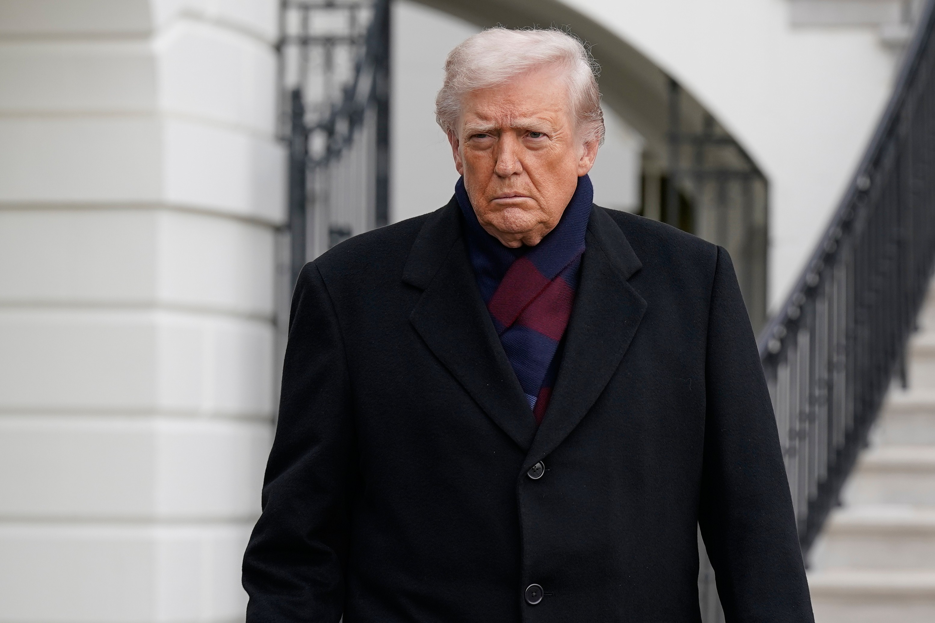 É #FAKE foto de Trump caminhando com andador; imagem foi criada com inteligência artificial