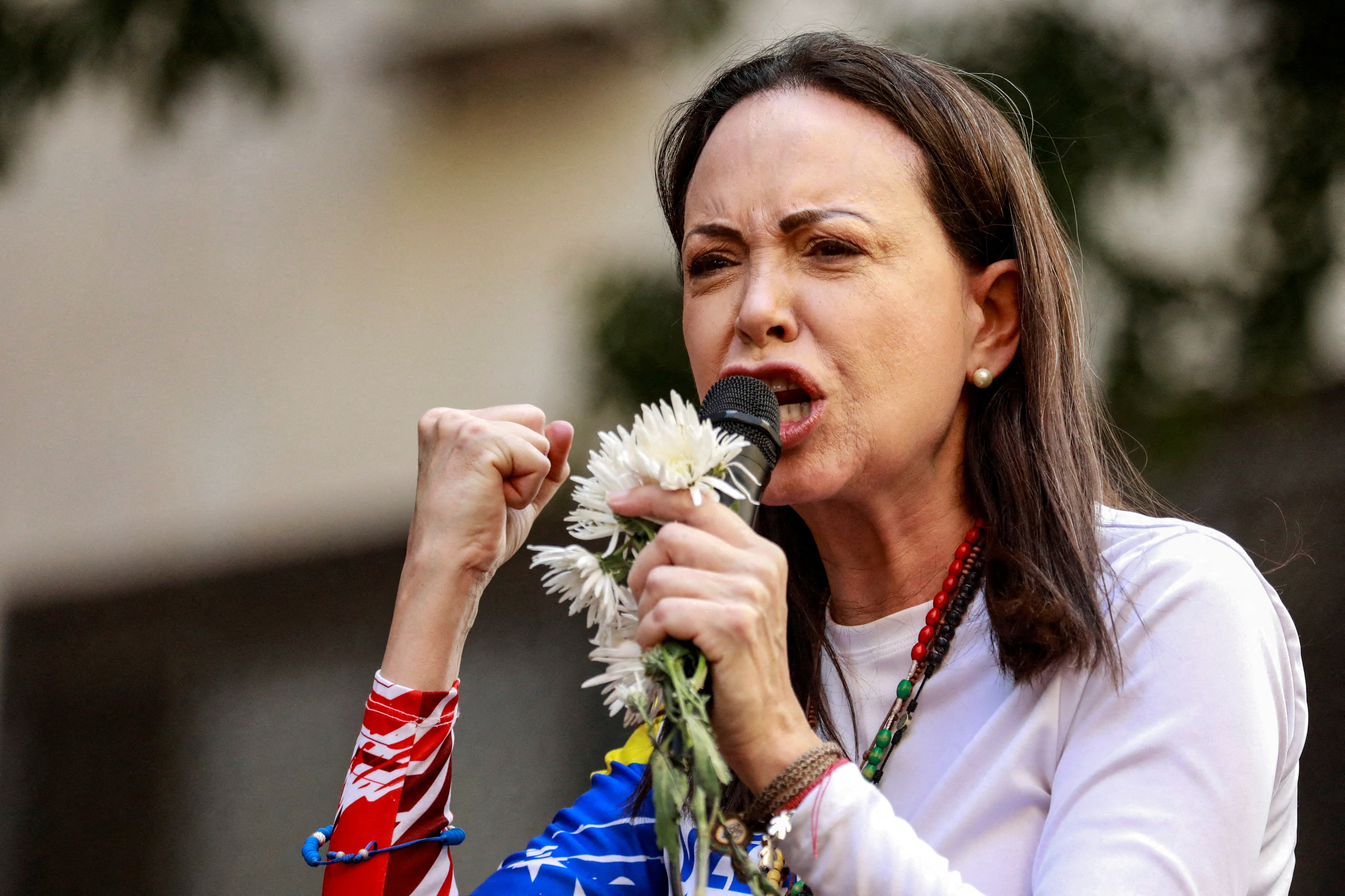 María Corina Machado fraturou vértebra durante fuga da Venezuela