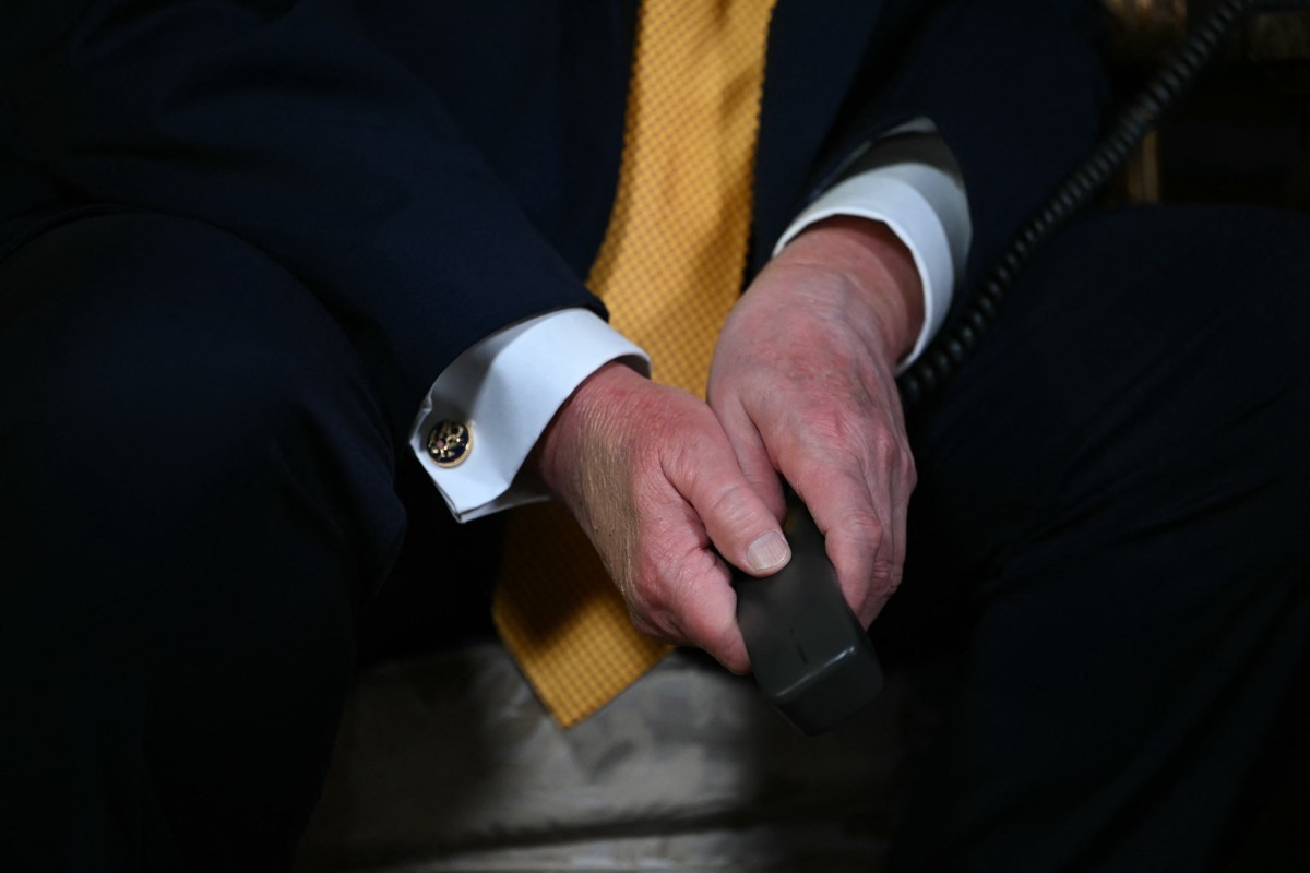 FOTOS: Trump aparece com as duas mãos manchadas após tentar esconder a direita com maquiagem