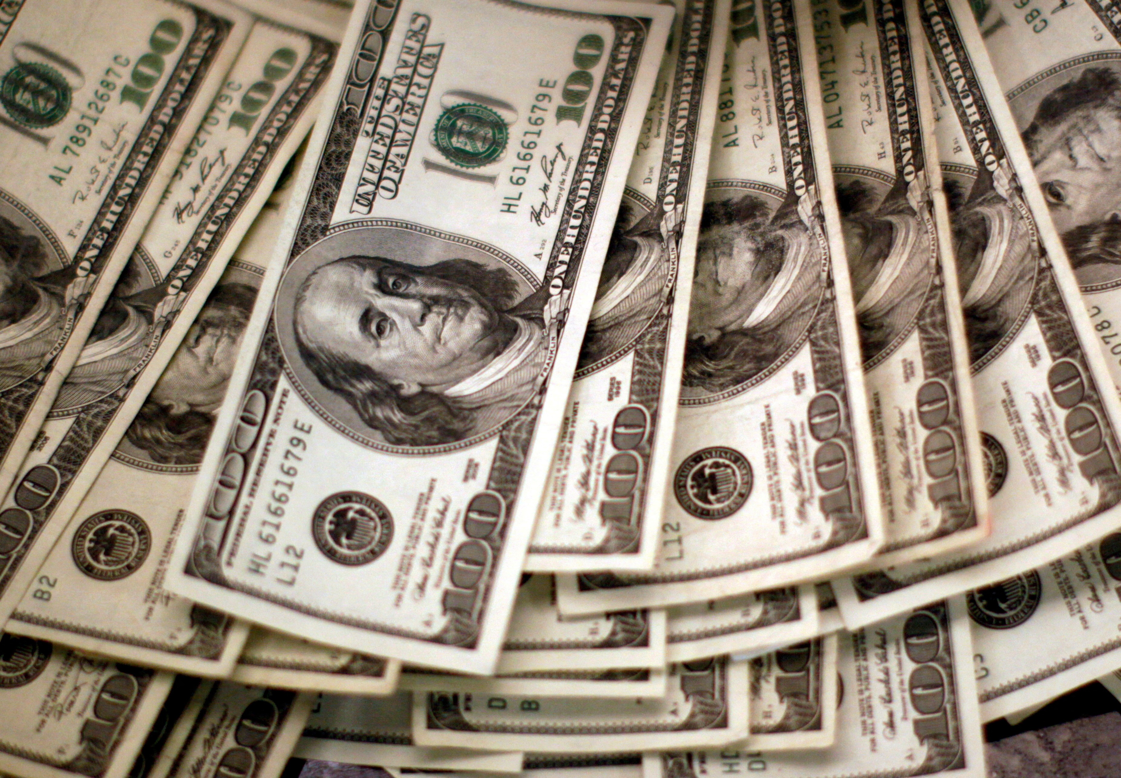 Dólar cai e Ibovespa sobe com atenção à crise na Venezuela e a dados no Brasil e nos EUA