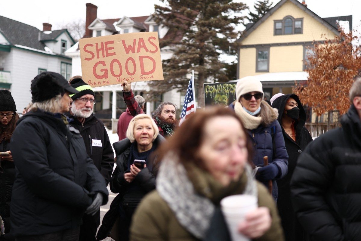 VÍDEO feito por agente do ICE mostra momento em que mulher é morta a tiros em Minnesota