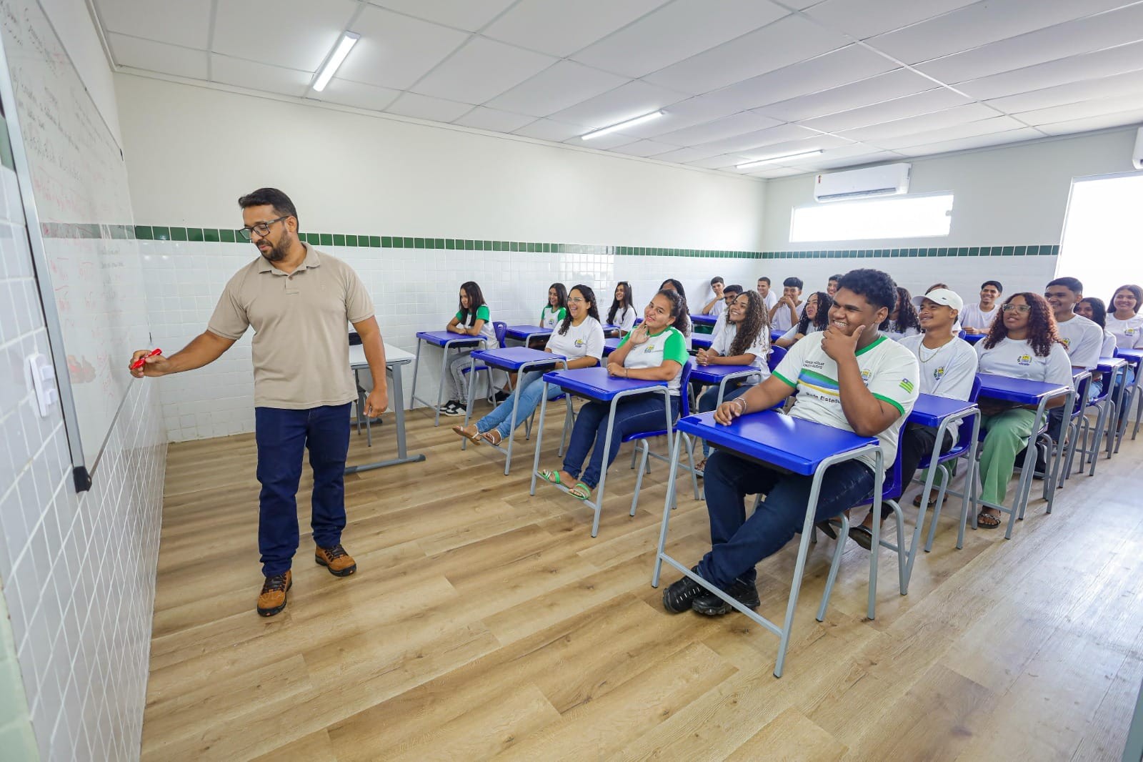 Piso dos professores teria reajuste de apenas R$ 18 em 2026; governo promete mudar regra; entenda o que está em jogo