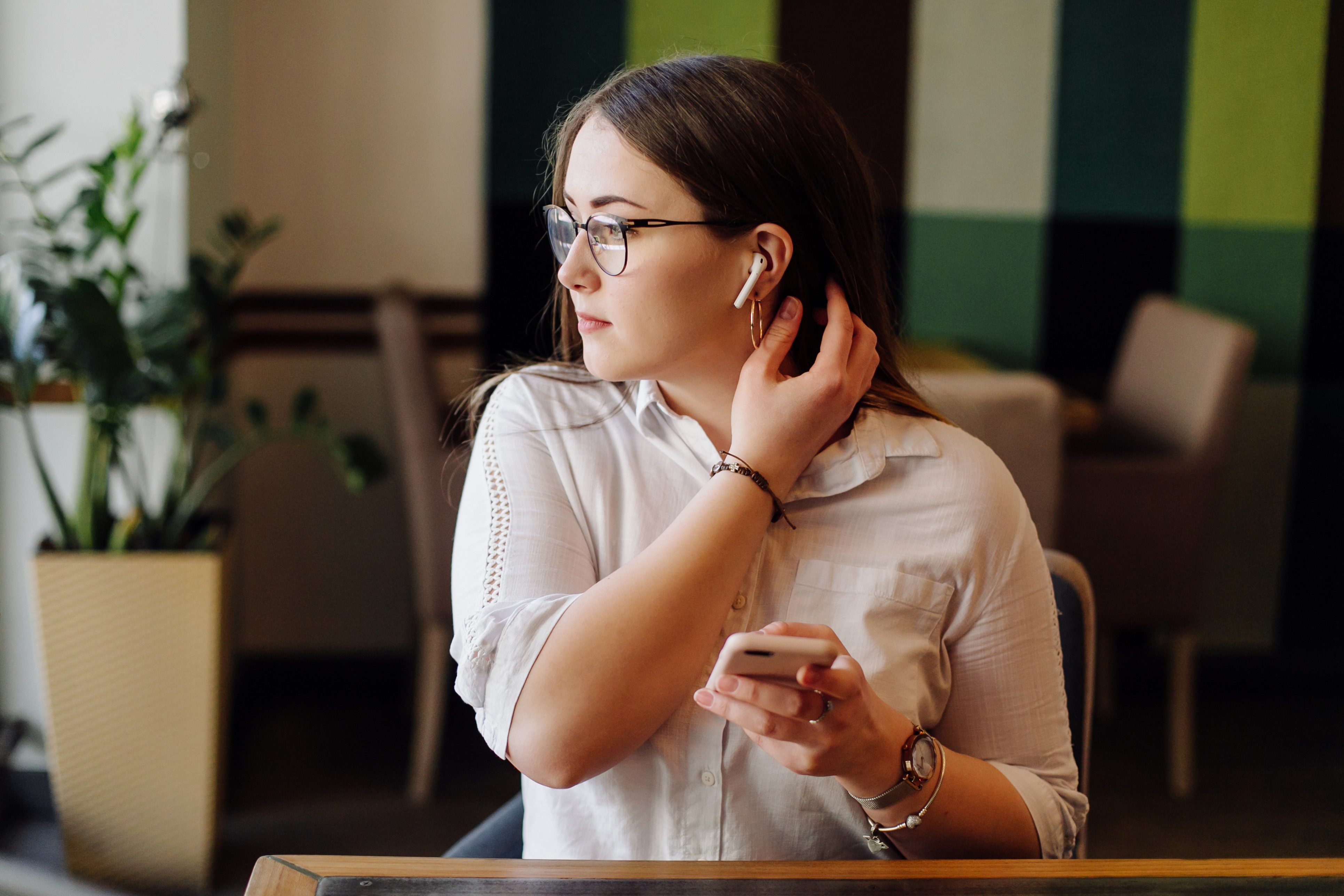 O que a ciência sabe sobre os riscos dos fones bluetooth; tema viraliza em vídeos nas redes sociais