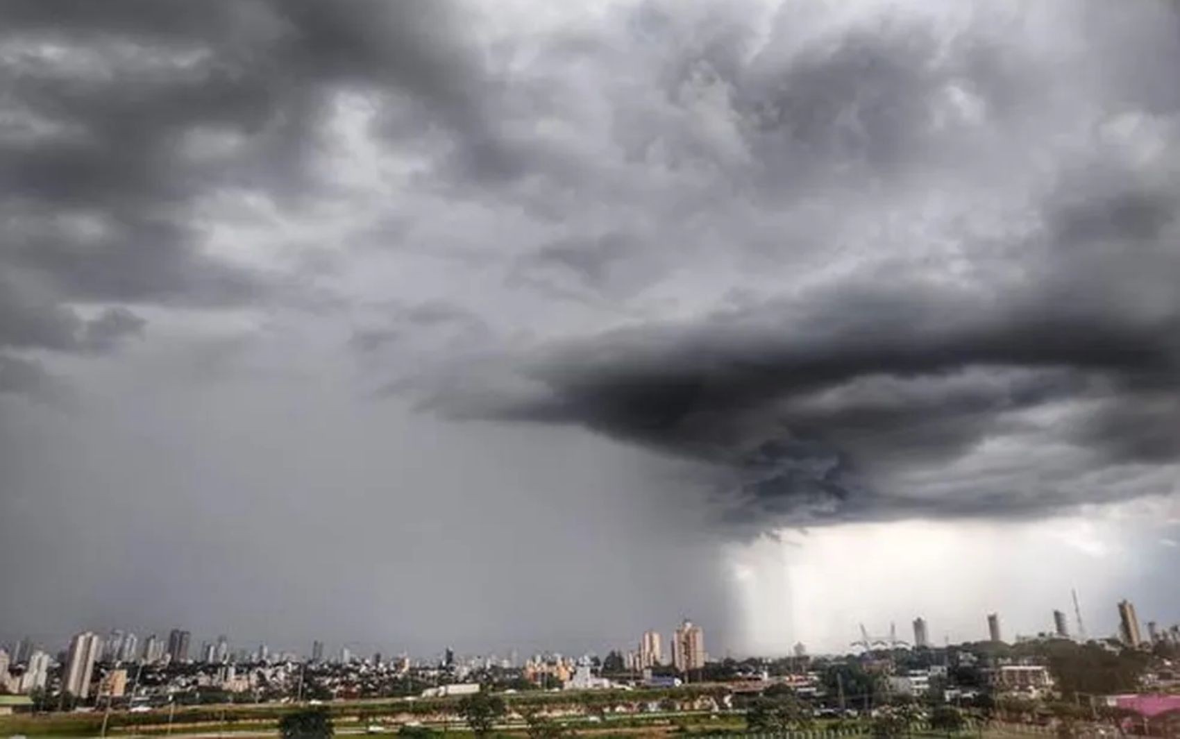 Tempestades com rajadas de vento deixam mais de 140 cidades de Goiás em alerta, aponta Cimehgo