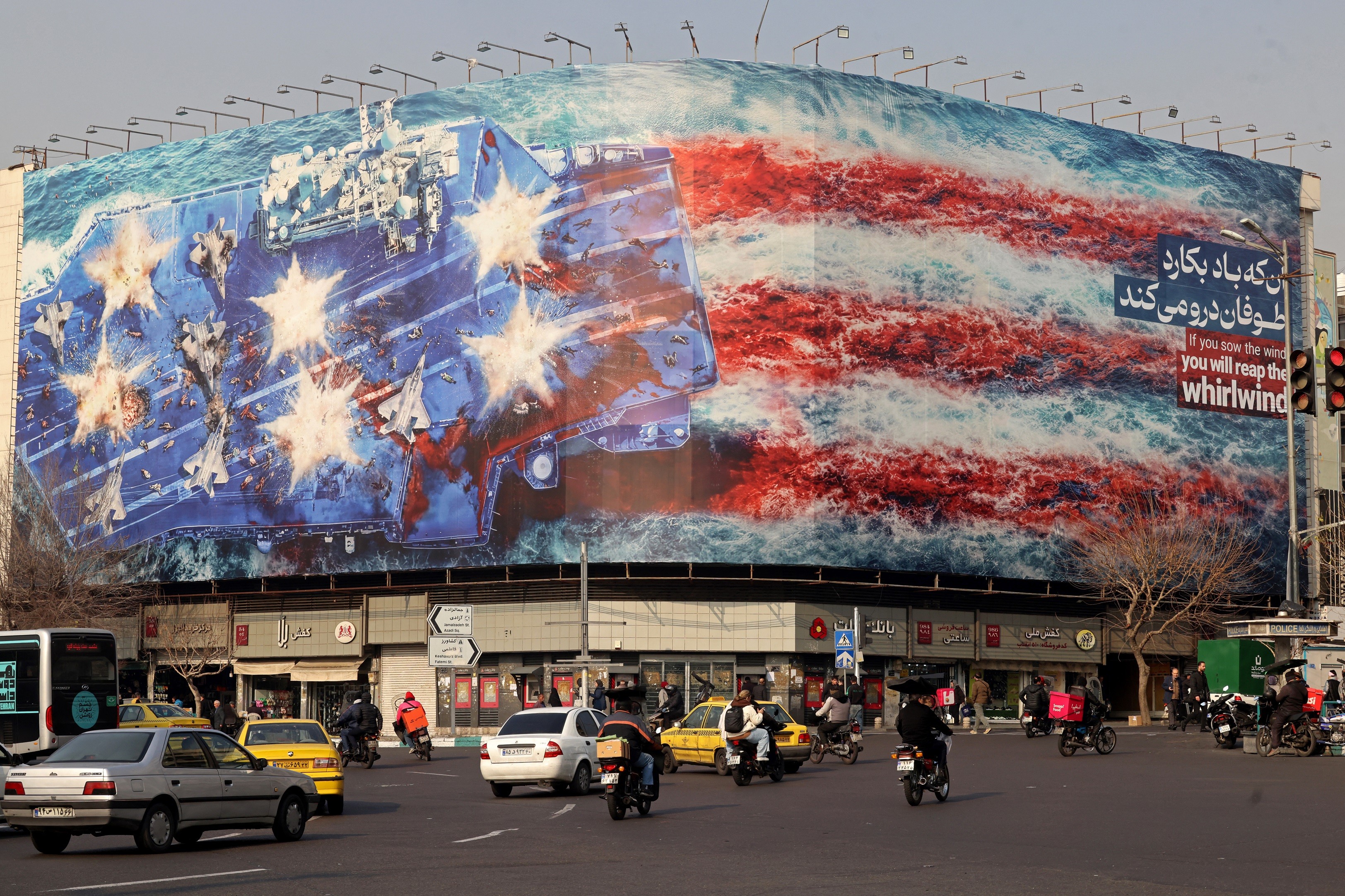 Teerã instala outdoor gigante com porta-aviões bombardeado e manda recado aos EUA: 'Quem semeia vento colhe tempestade'