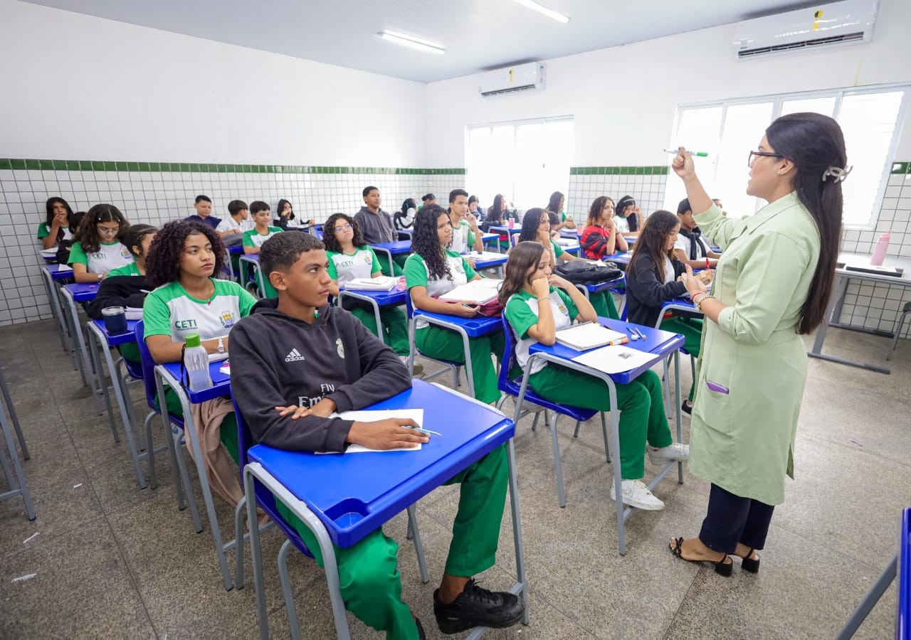 É #FAKE que professores terão de pagar 27% de Imposto de Renda após reajuste do piso salarial para R$ 5.130,63