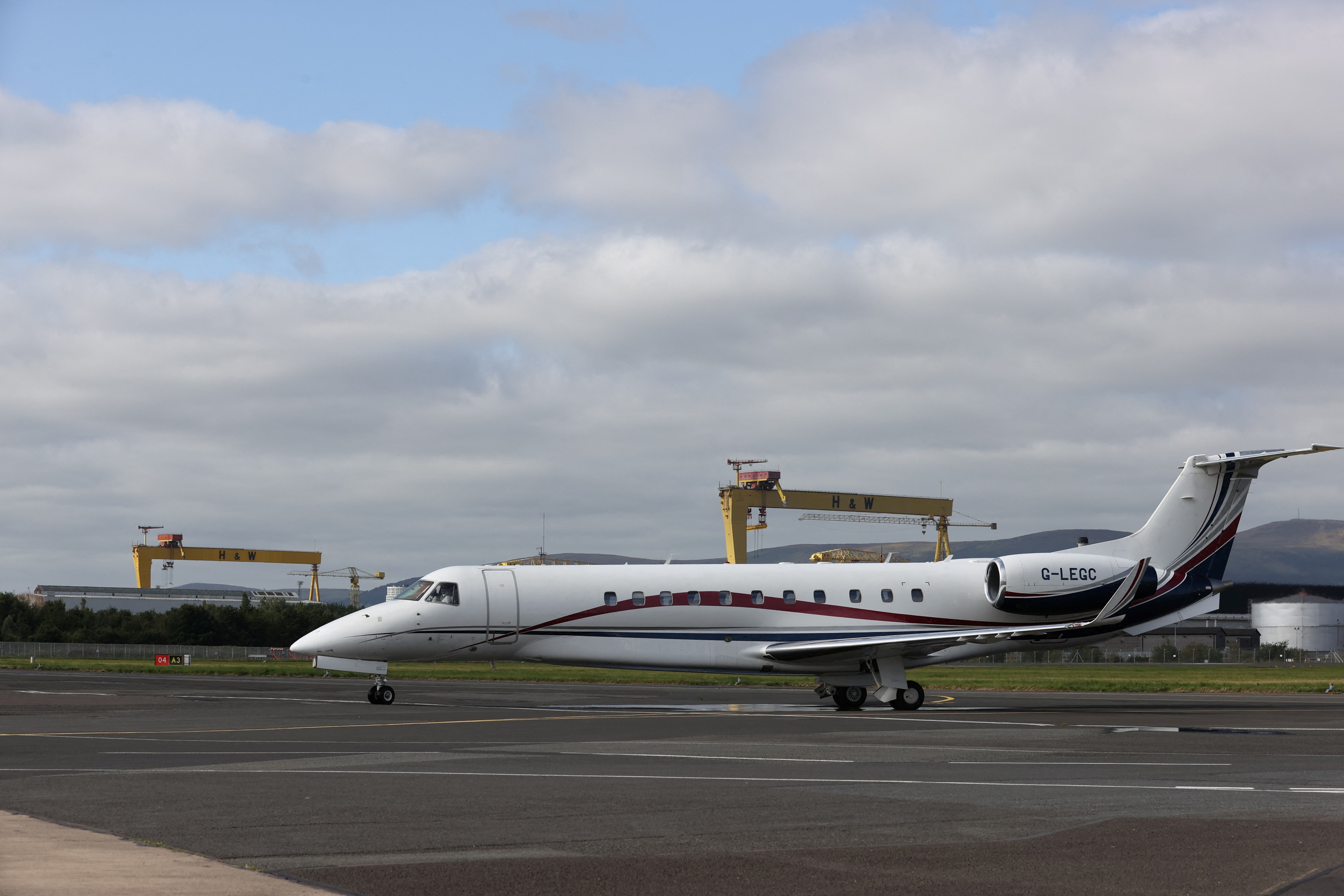 Embraer anuncia acordo com grupo de bilonário indiano Adani para fabricar aviões na Índia