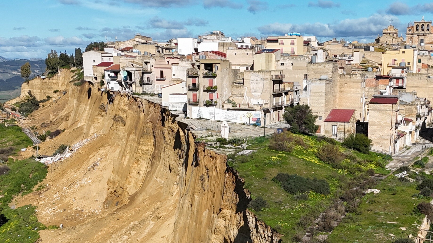 VÍDEO: Tempestades provocam deslizamento de terra e deixam cidade italiana à beira do precipício