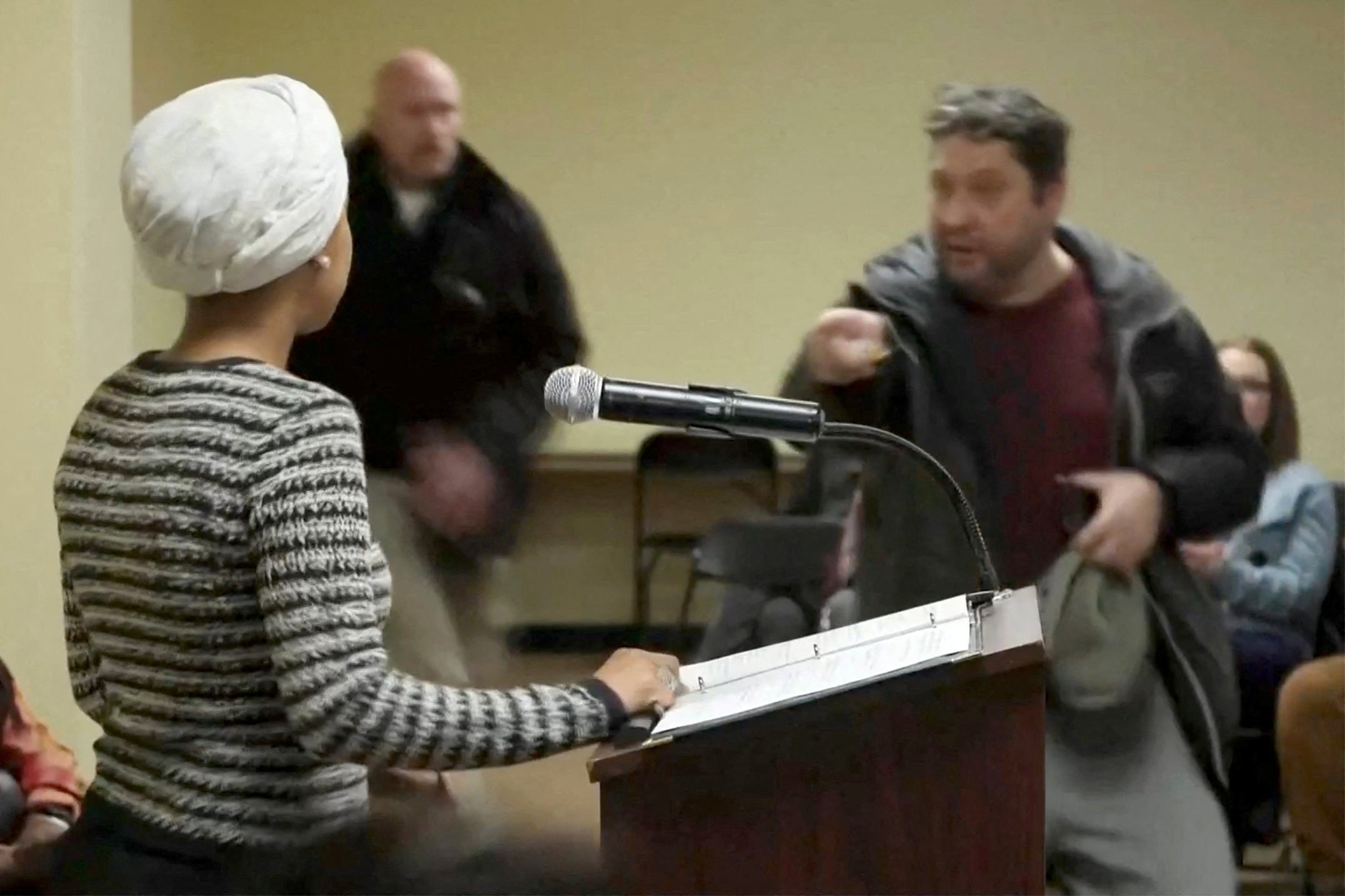 VÍDEO: homem ataca deputada imigrante opositora de Trump com líquido desconhecido em Minneapolis