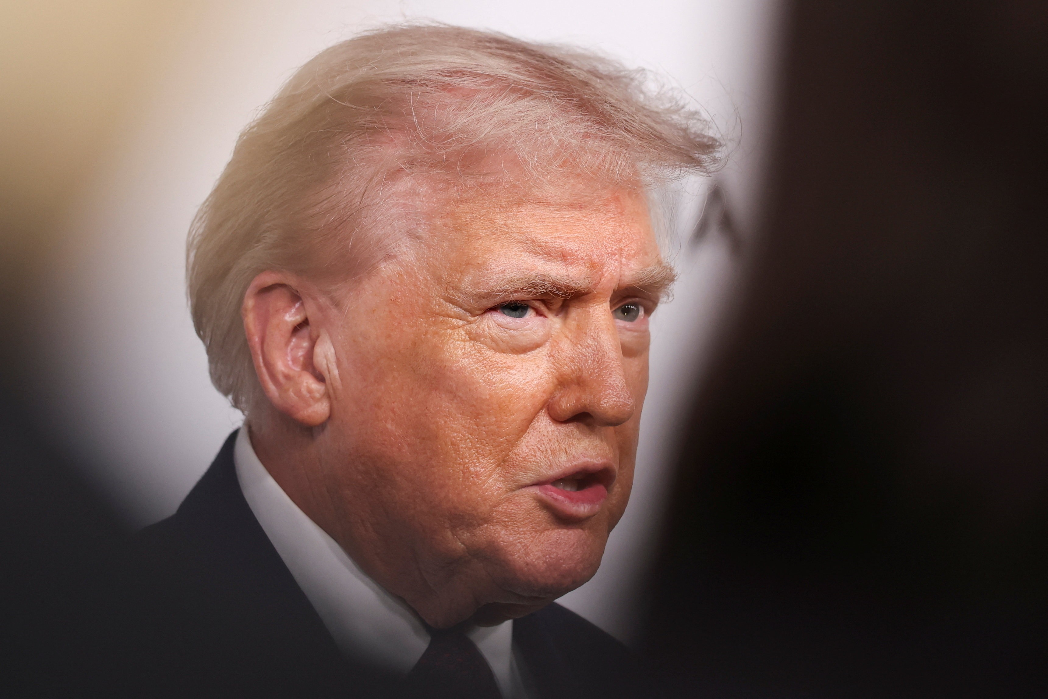 Trump considera opções contra o Irã que vão de bombardeios a operações especiais e avalia mudança de regime, diz jornal