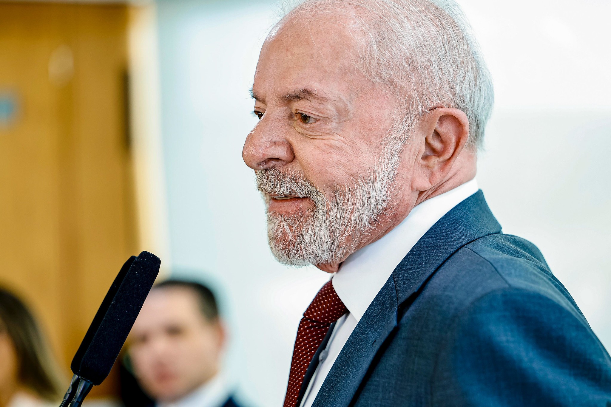 Lula faz cirurgia de catarata; entenda a doença e como é o procedimento