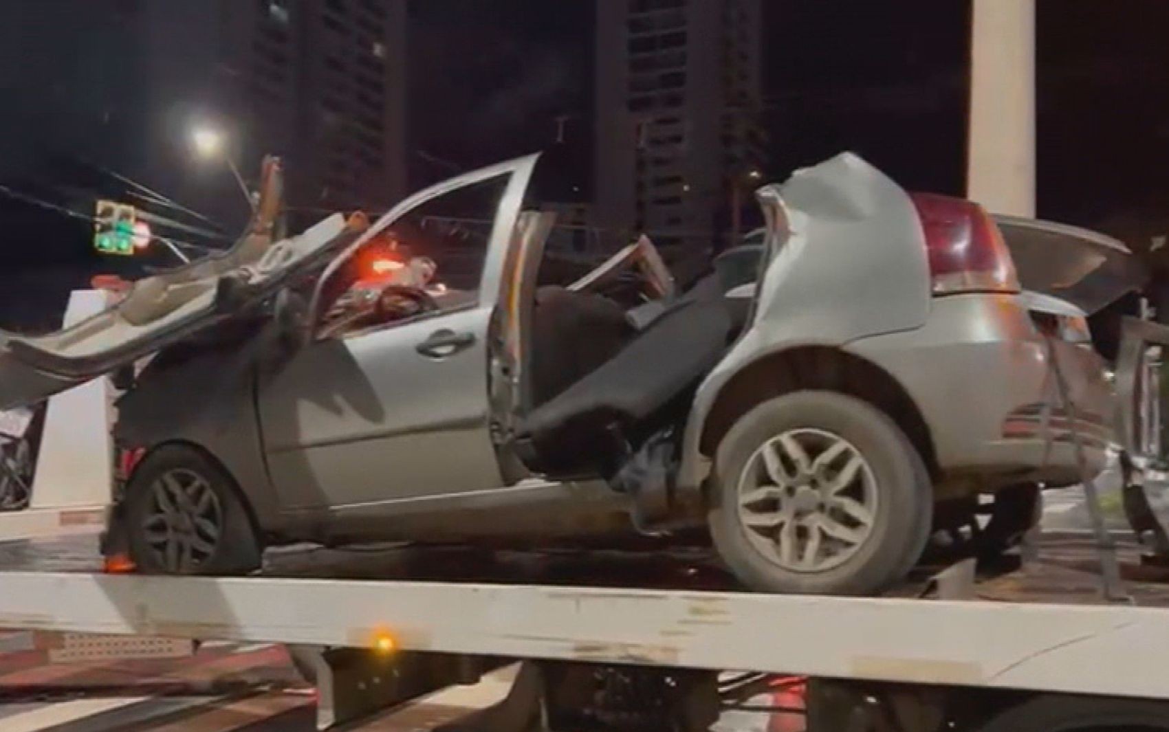 Jovens morrem em acidente envolvendo três carros em Goiânia, diz PM
