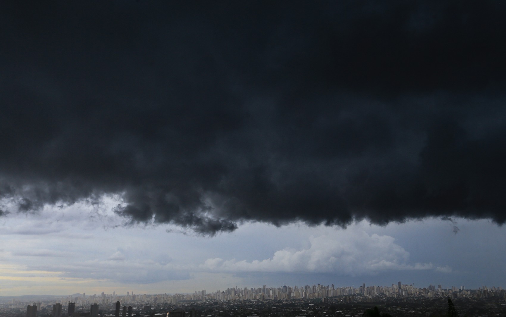 Corredor de umidade deixa temperaturas acima da média e causa tempestades nos primeiros dias de fevereiro, em Goiás; veja previsão