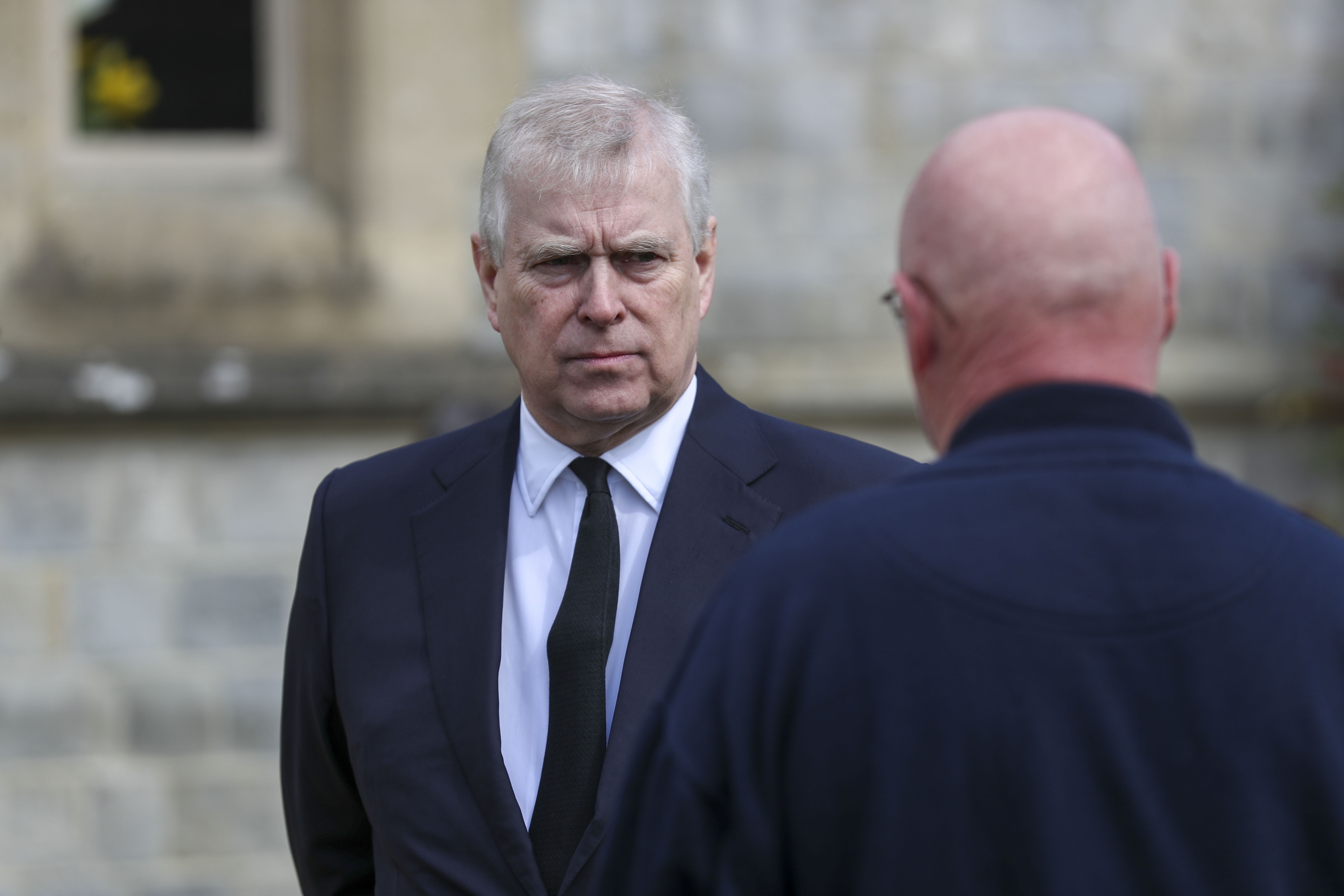 Ex-príncipe Andrew deixa casa em Windsor após novas revelações sobre Epstein