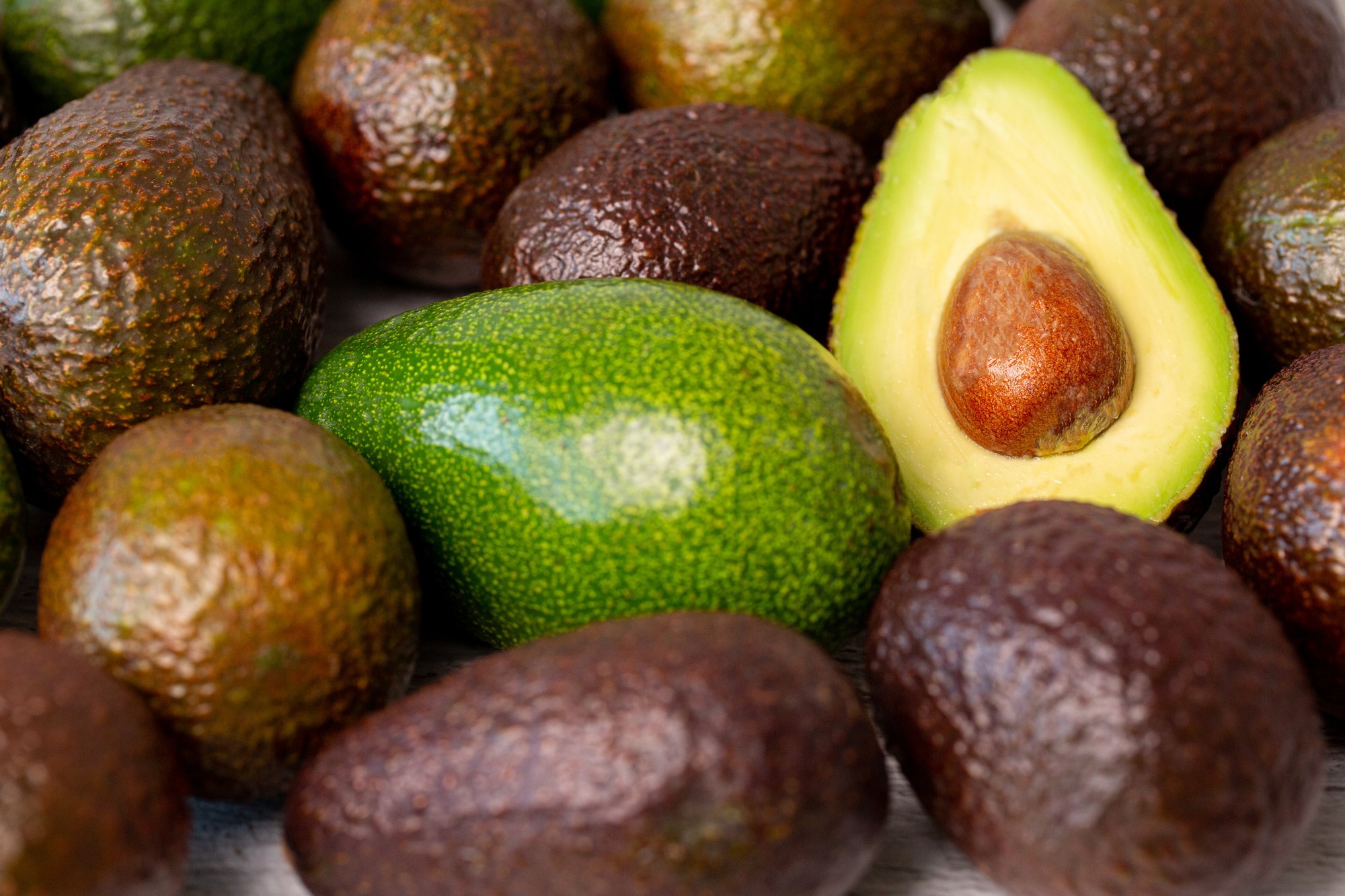 Abacate faz bem para o coração? Entenda quando a fruta pode ser um aliado na dieta