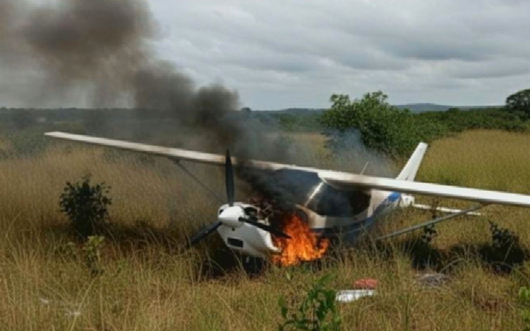 Cantor sertanejo que pilotava avião faz pouso de emergência e relata susto: 'Vida passa como um filme'