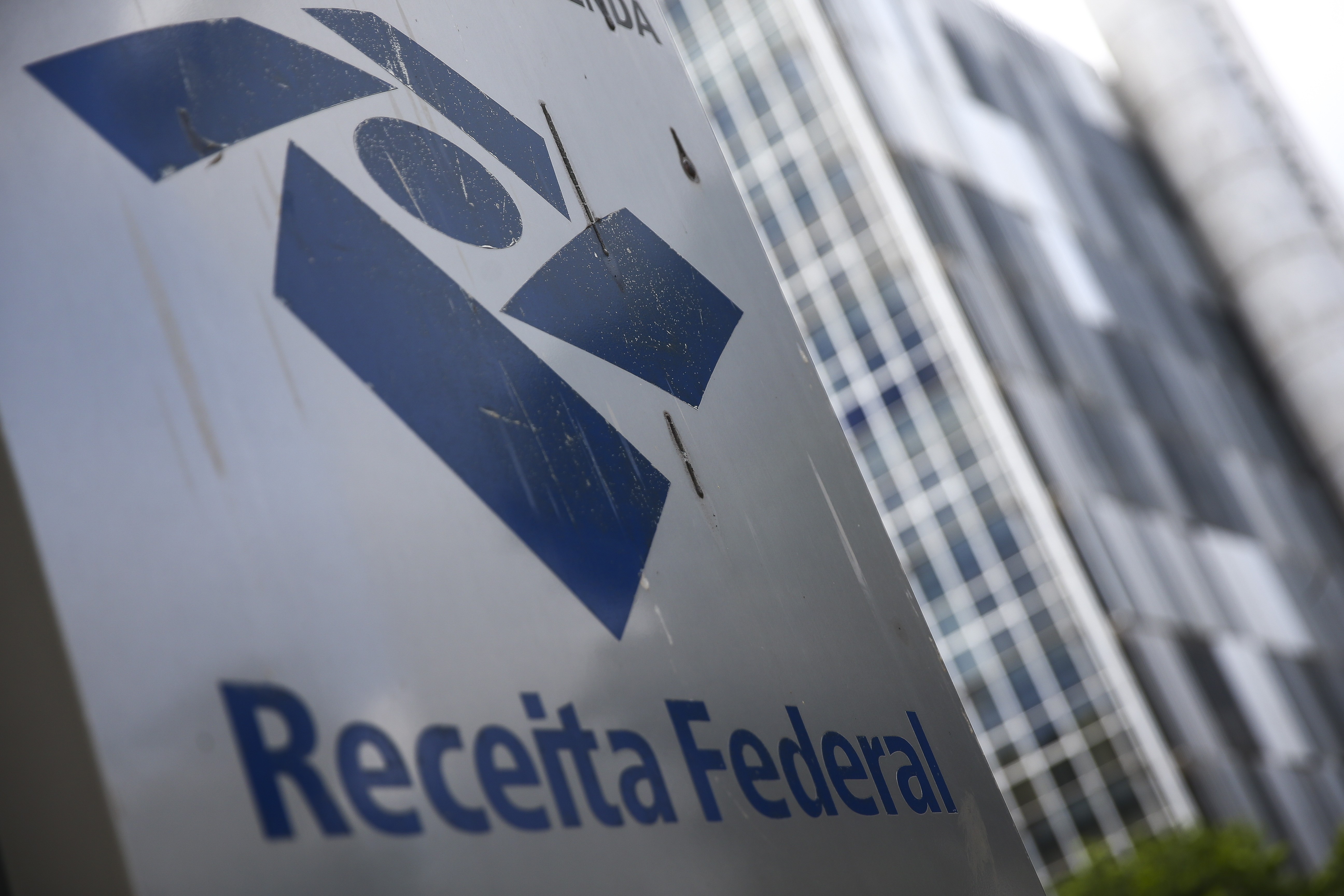 É #FAKE que Receita vai suspender contas de banco e cartões de crédito por suposta 'Dívida Ativa da União' ou impostos atrasados