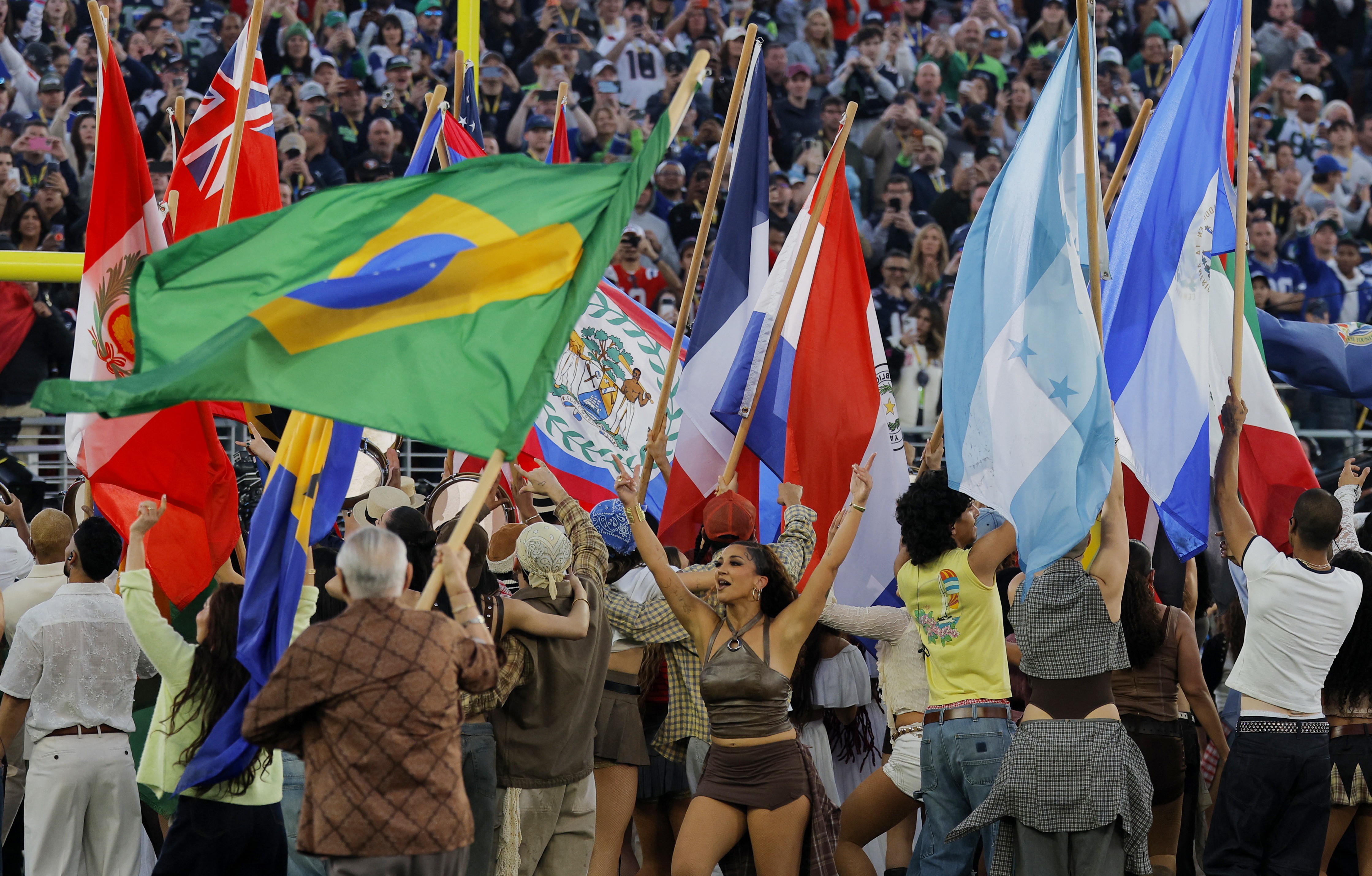 O que é América? 'Professor' Bad Bunny dá aula no Super Bowl e ensina lição básica de história e geografia