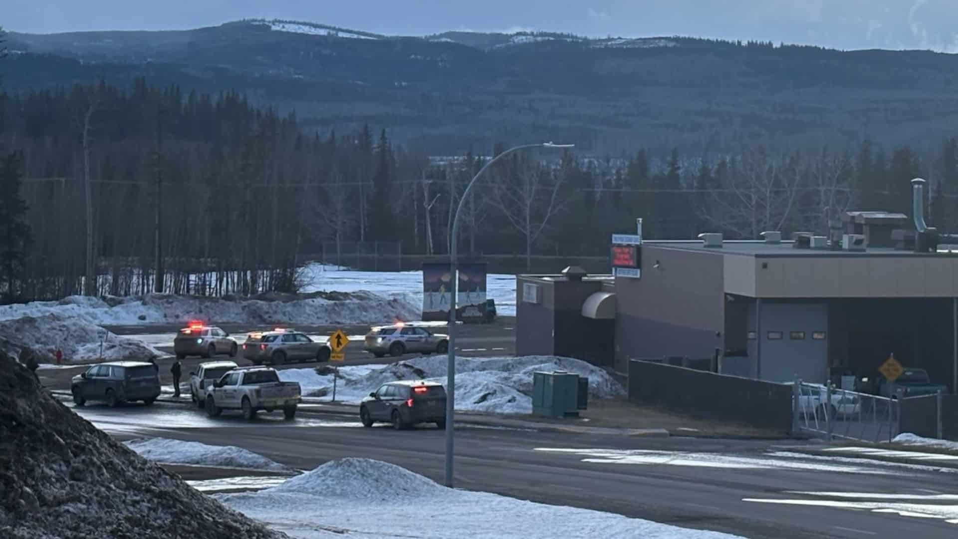 'Pegamos mesas e bloqueamos as portas': estudante relata ataque em escola no Canadá