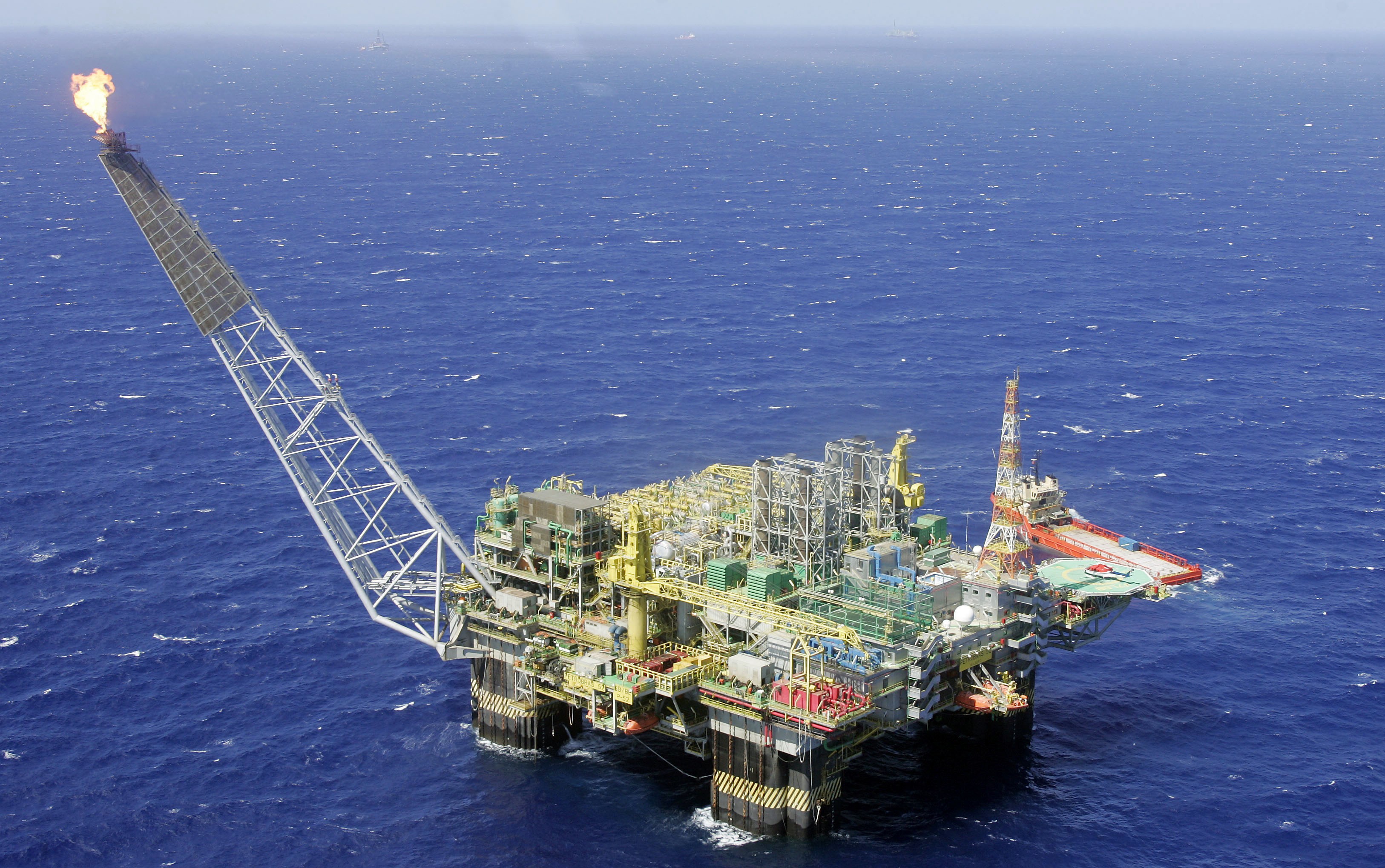 Vendas de combustíveis da Petrobras crescem em 2025 com apoio de importações