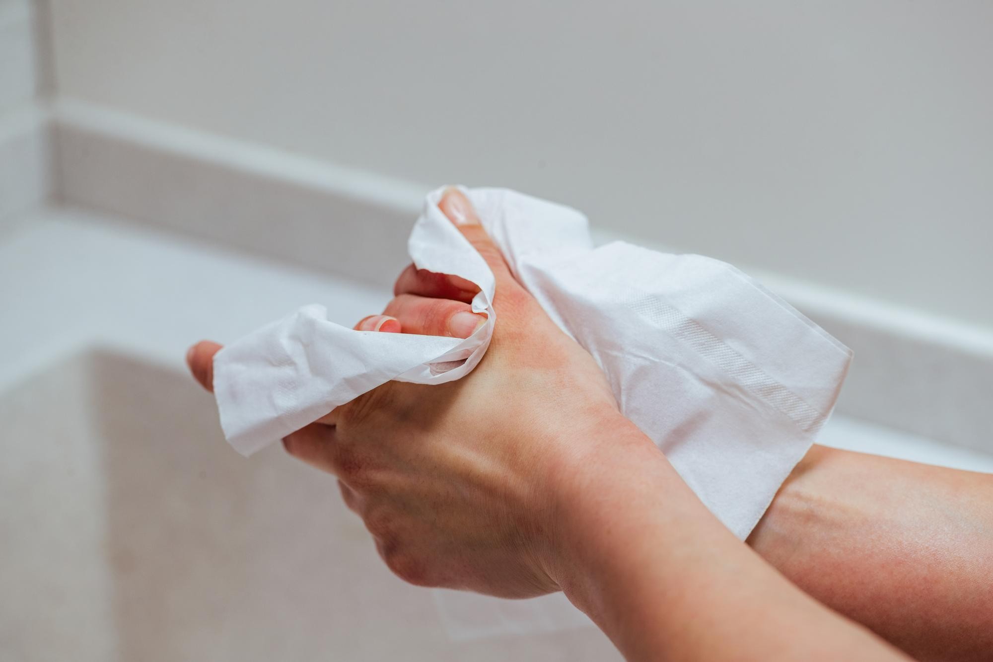 Secadores de mãos X lenços de papel: o que é melhor contra os germes nos banheiros?
