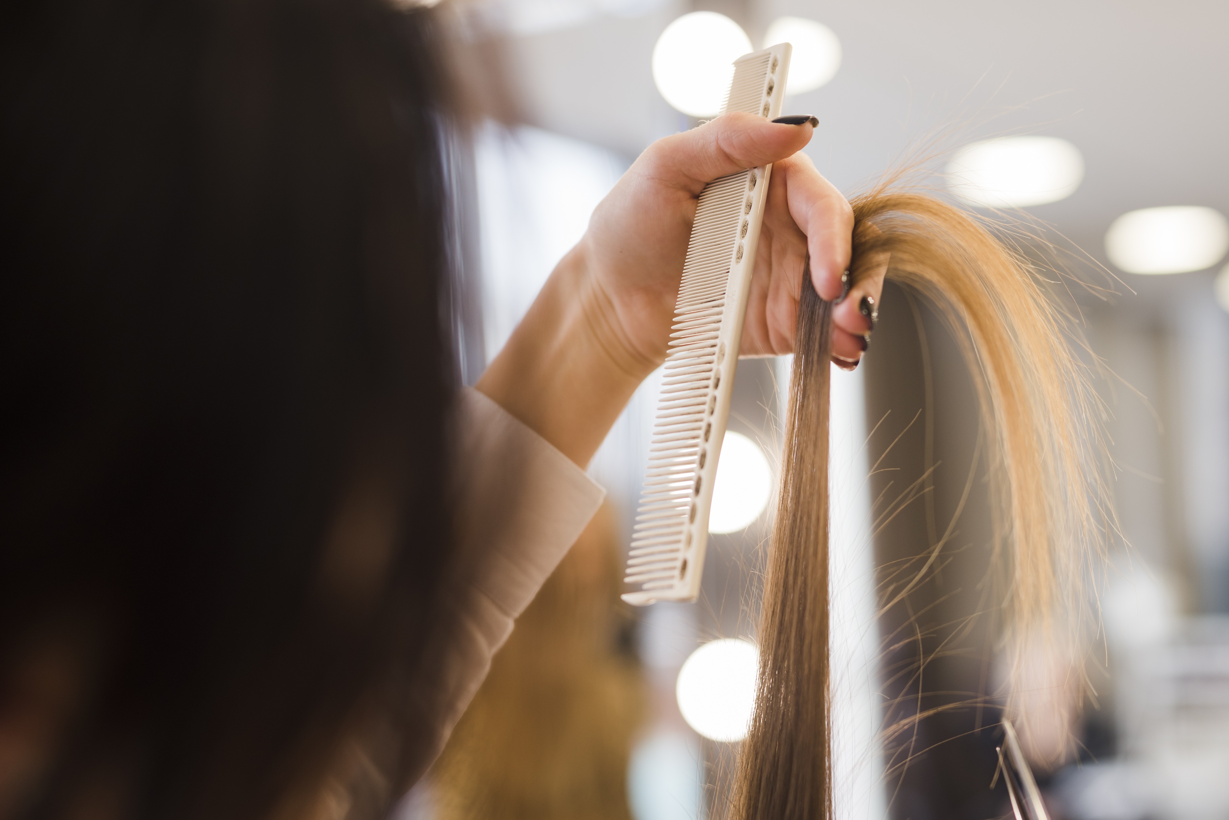 Extensões de cabelo têm substâncias associadas a câncer e alterações hormonais, aponta estudo