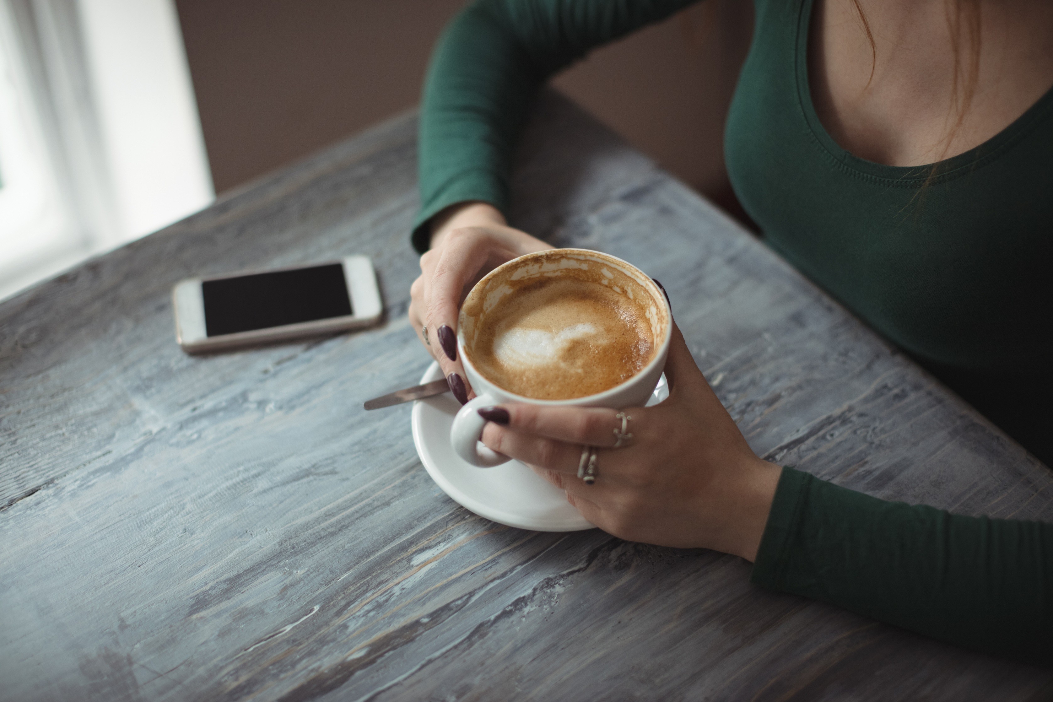 Tomar de 2 a 3 xícaras de café por dia está associado a menor risco de demência, aponta estudo com 131 mil pessoas