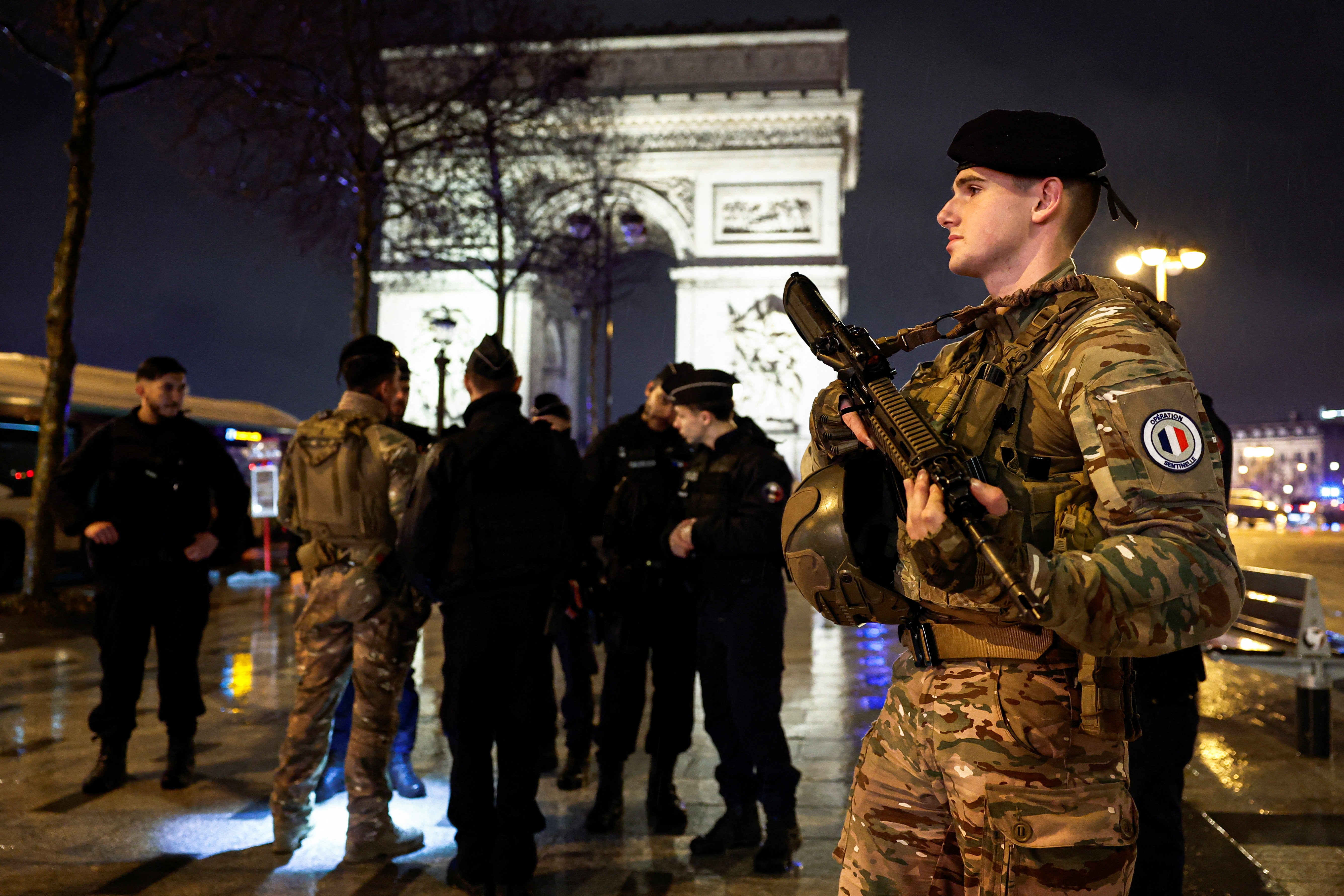 Arco do Triunfo, em Paris, é alvo de atentado, diz Macron