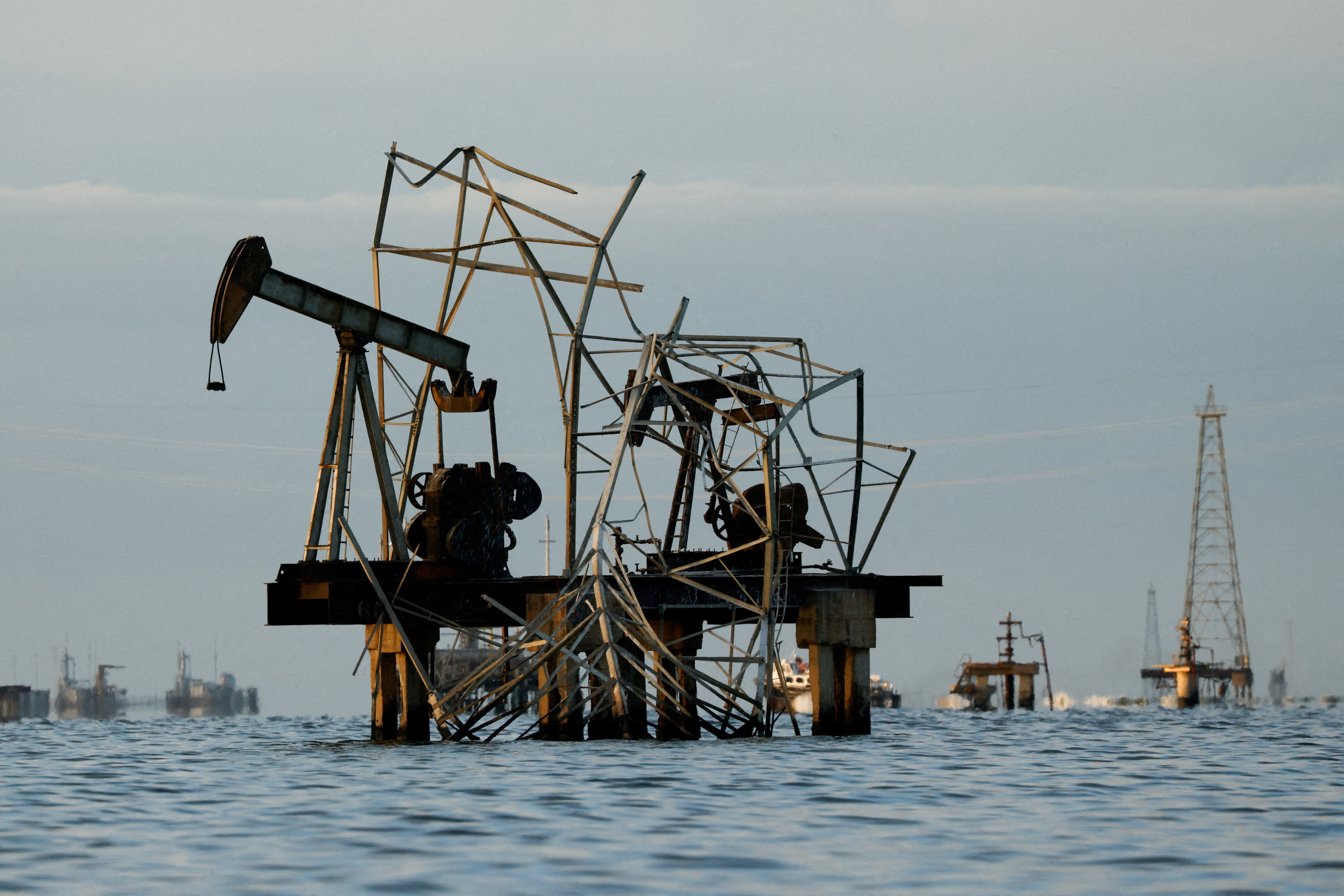 EUA flexibilizam sanções e permitem que petrolíferas globais retomem operações na Venezuela