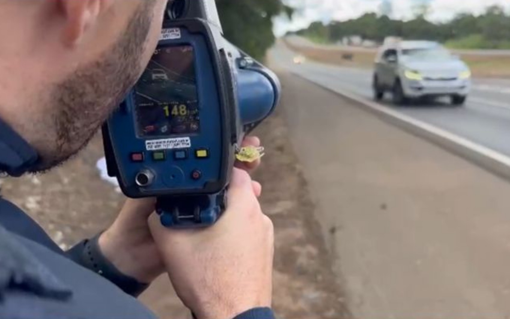 Motoristas são flagrados a quase 150 km/h em rodovia de Goiás; vídeo