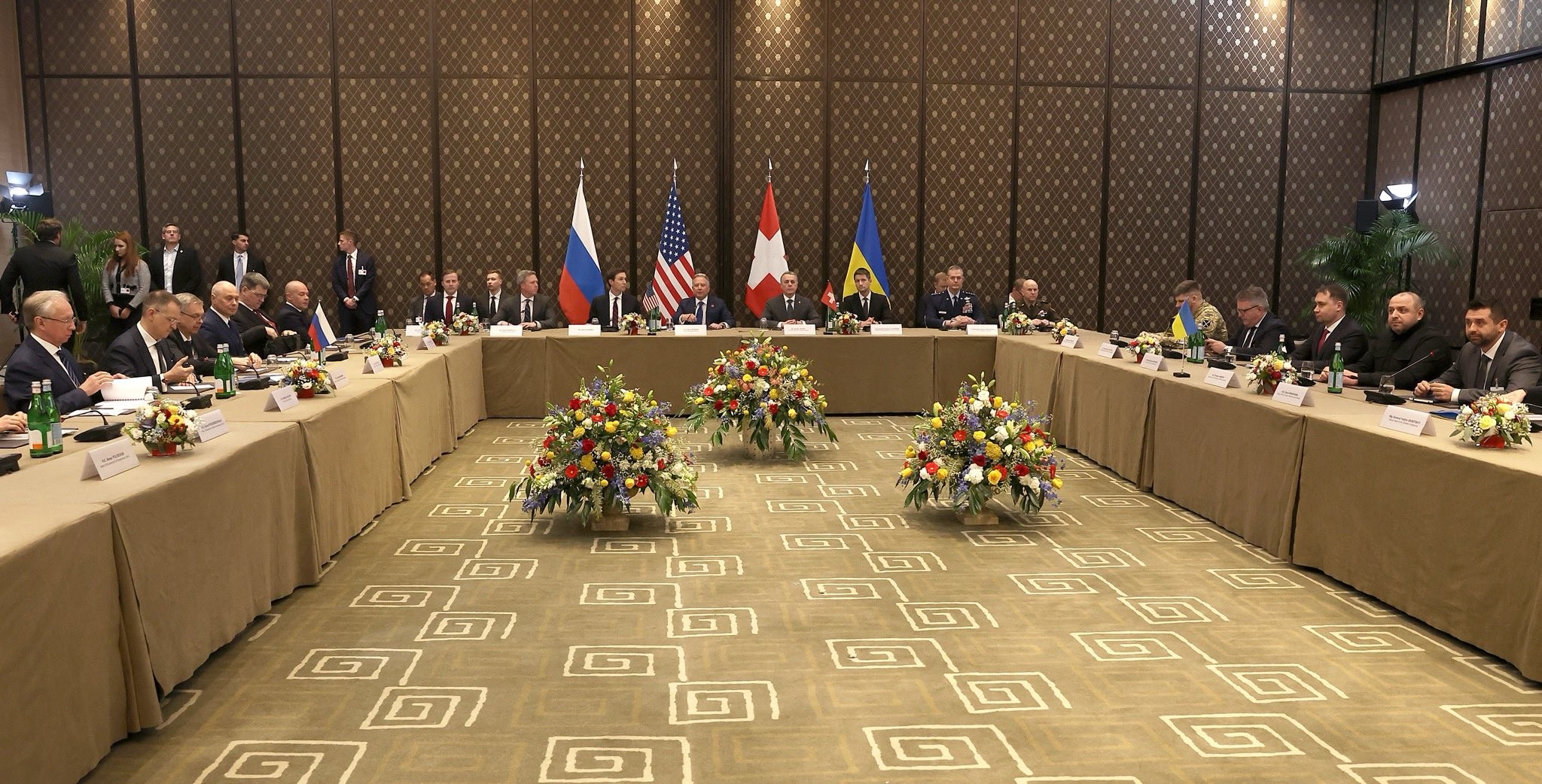 Negociações entre EUA, Ucrânia e Rússia terminam sem acordo por fim da guerra; Zelensky acusa russos de arrastar tratativas