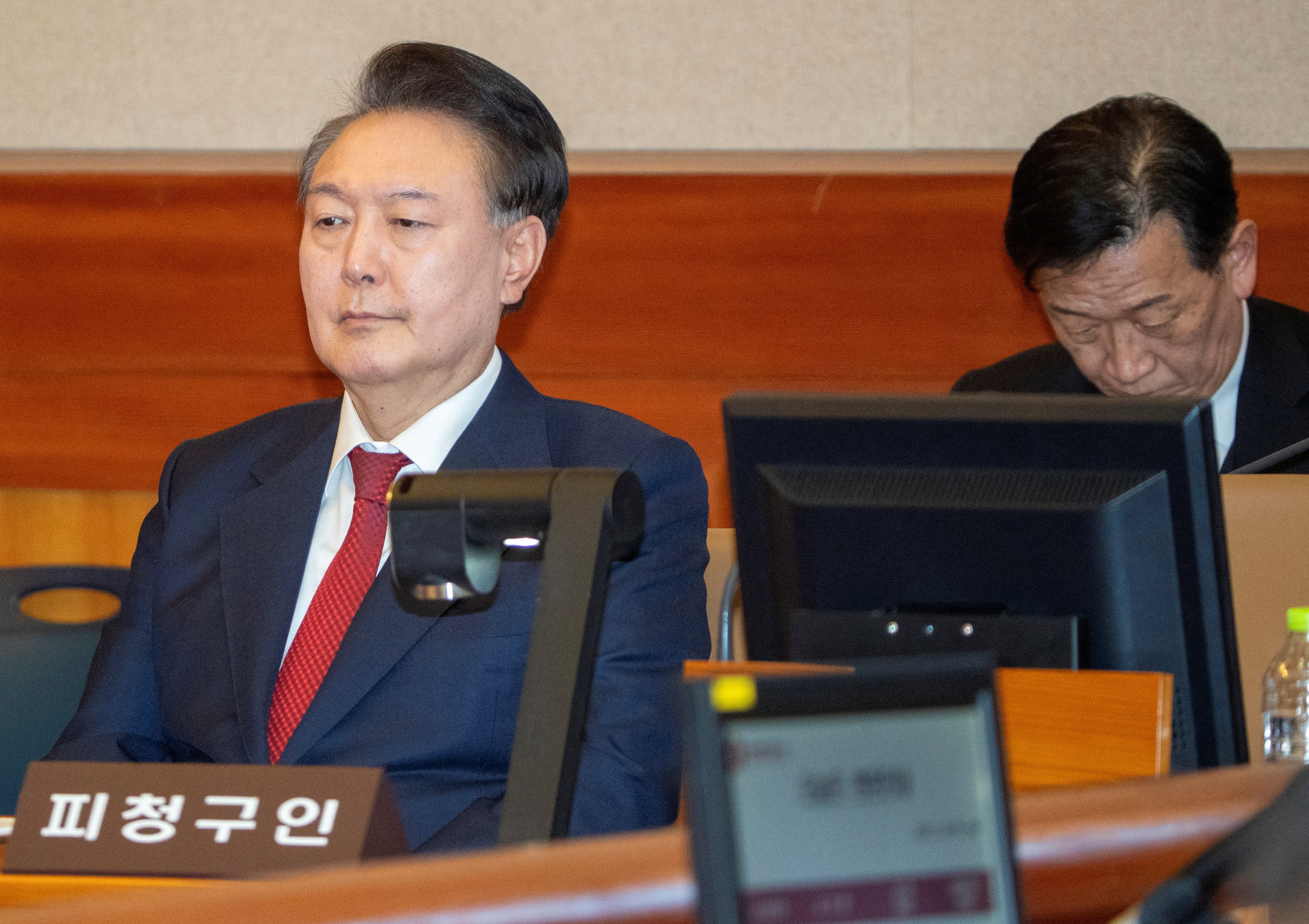 Ex-presidente sul-coreano pede desculpas um dia após condenação à prisão perpétua