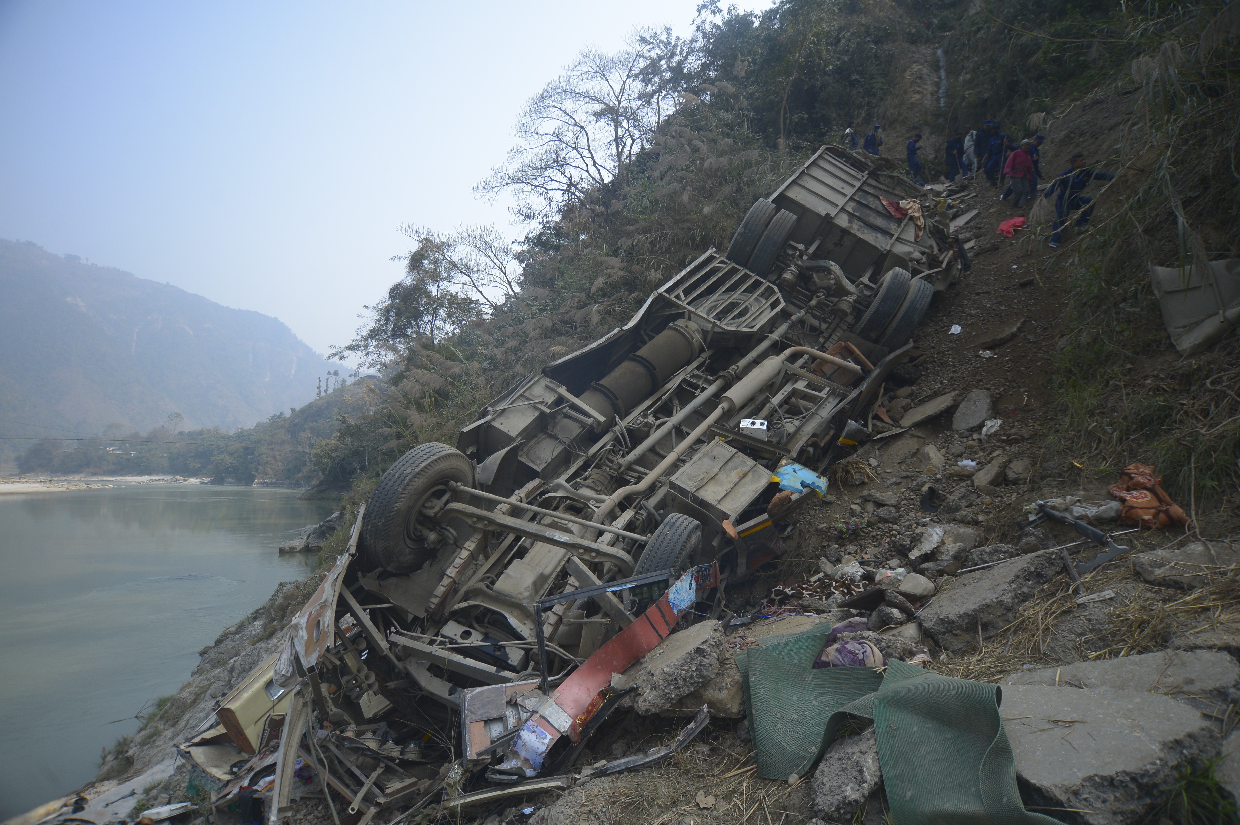 Ônibus despenca de rodovia no Nepal e mata 19 pessoas