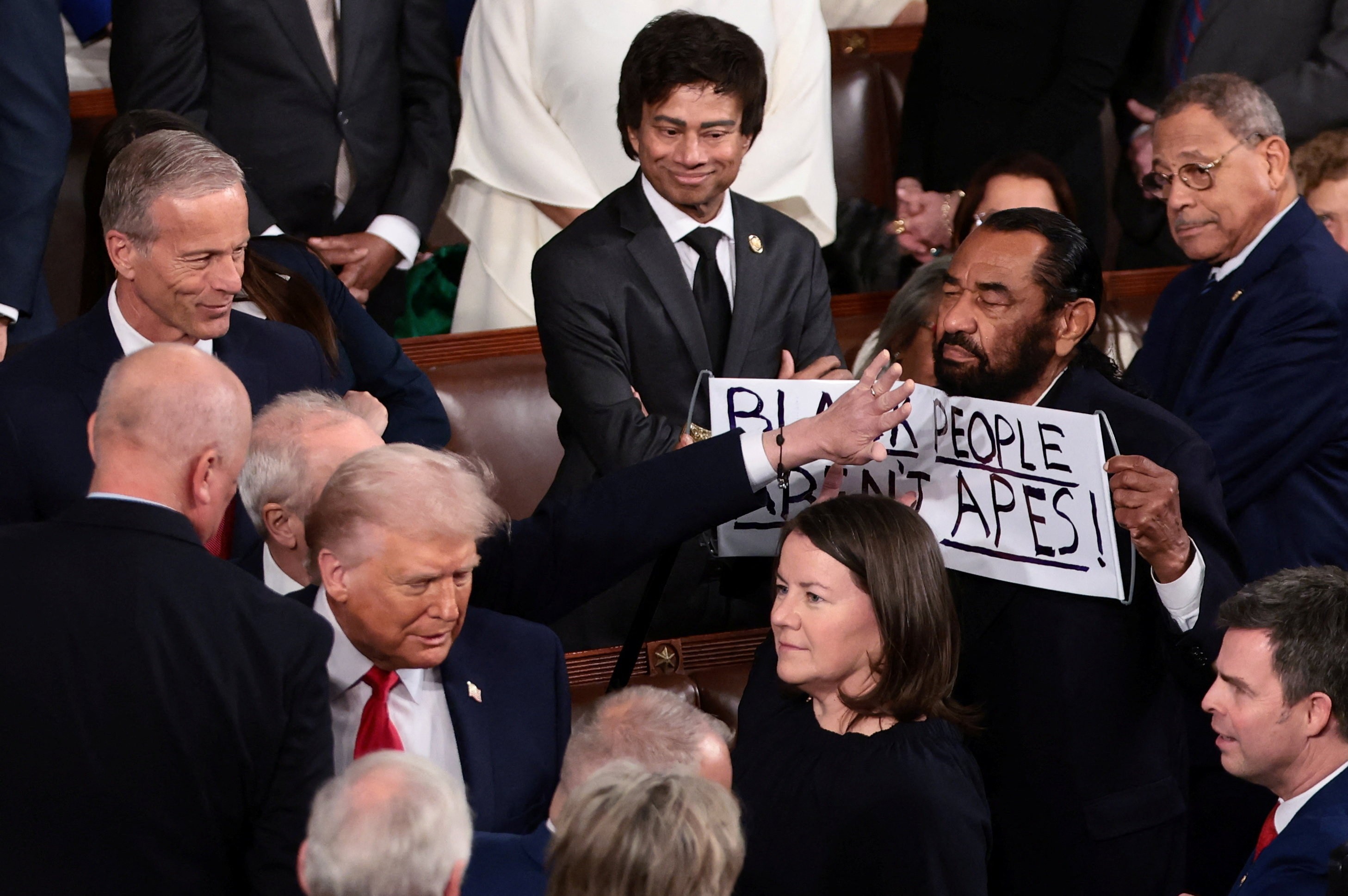Deputado democrata é retirado por protestar contra post racista de Trump