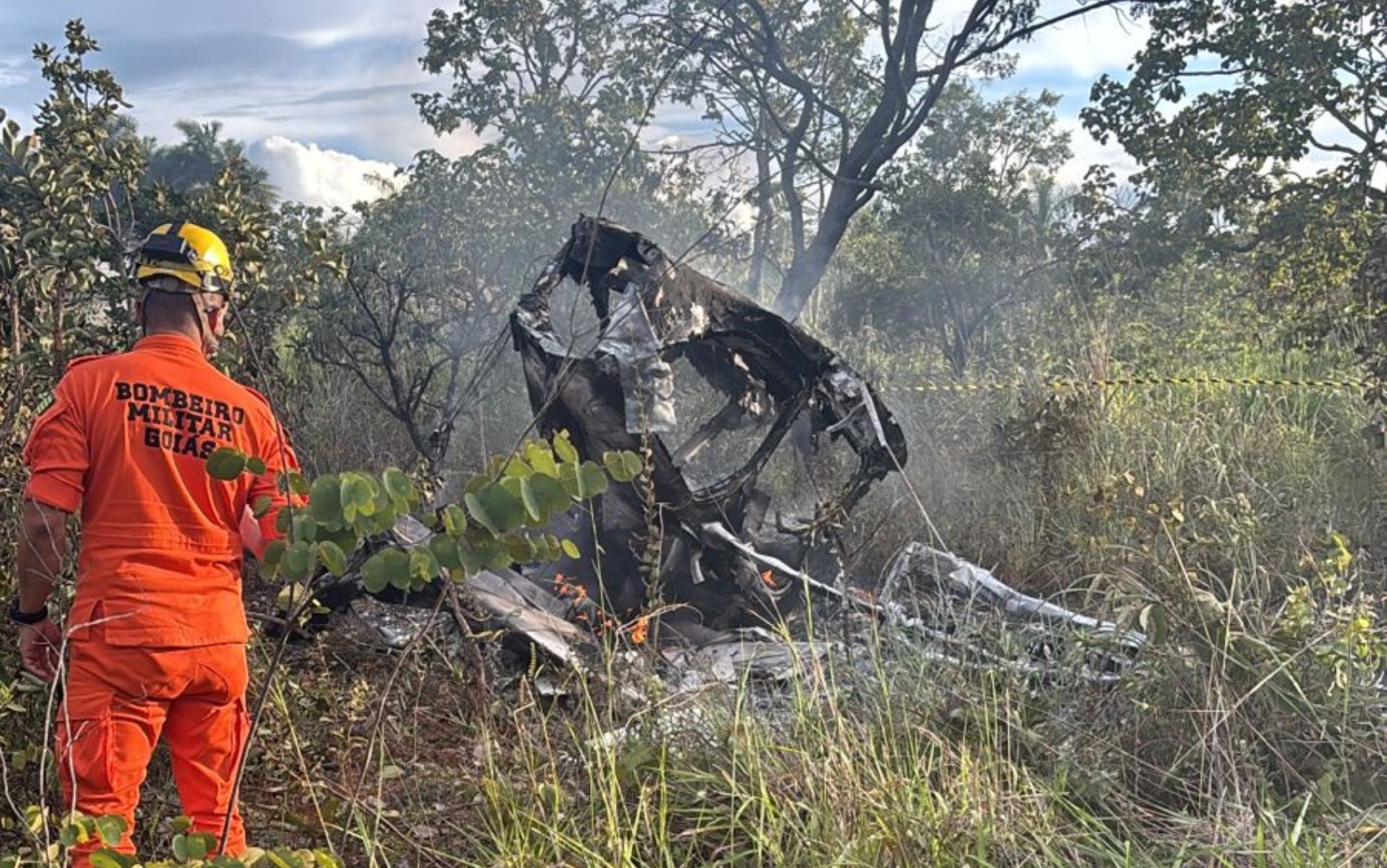 Avião cai e pega fogo logo após decolagem, em Formosa