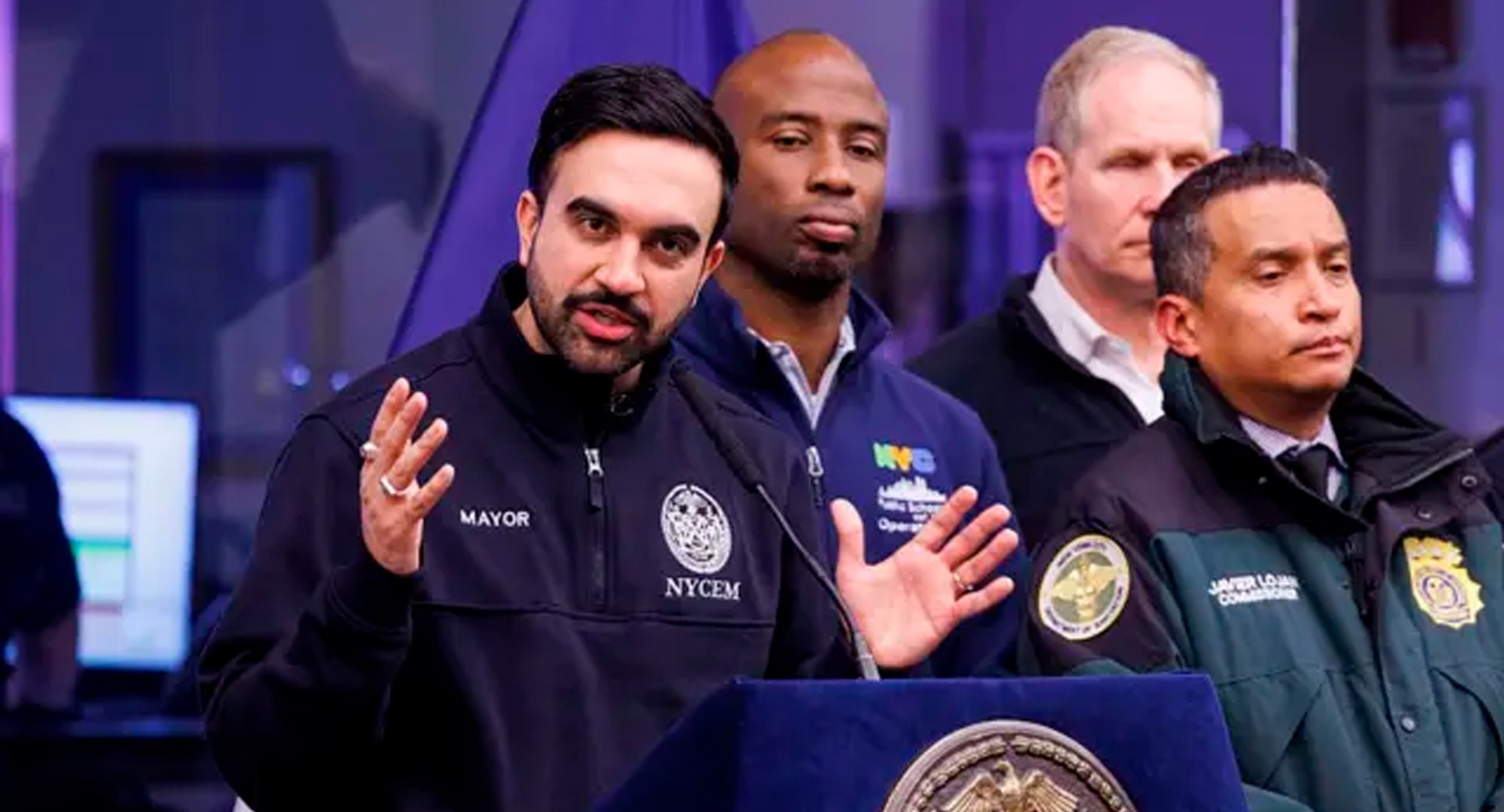 Como uma guerra de bolas de neve em NY se transformou em disputa entre prefeito socialista e a polícia