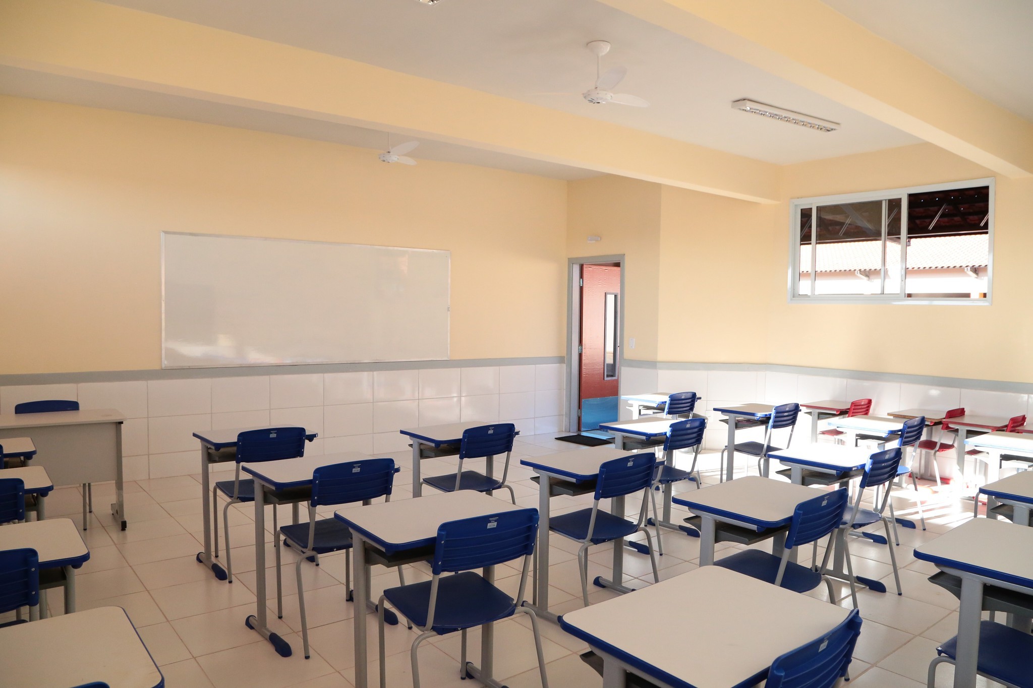 Em um ano, Brasil tem queda de 1 milhão de matrículas nas escolas, diz Censo; ensino médio registra menor número de alunos do século