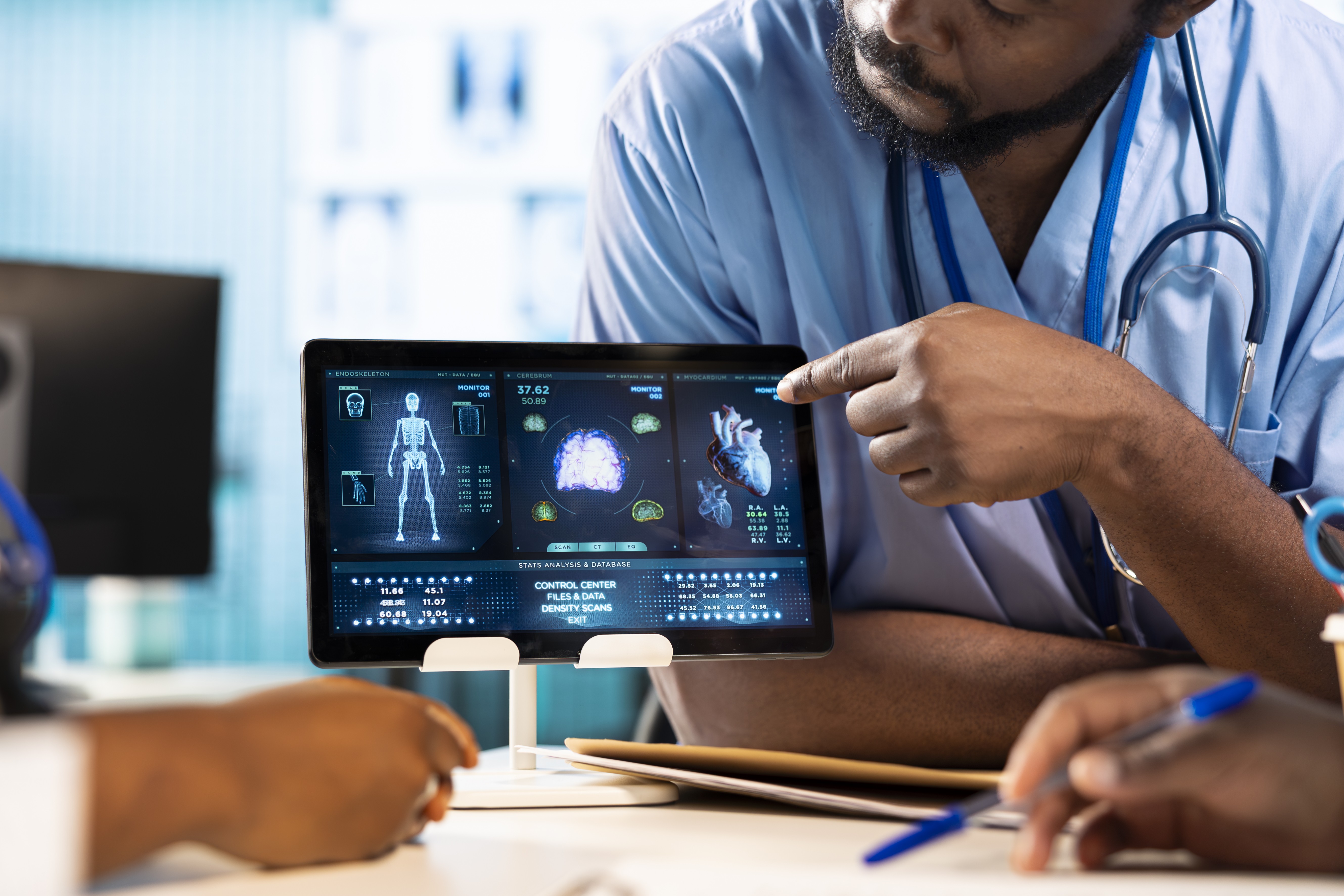 Brasil cria primeira regra para IA na medicina: diagnóstico não pode ser automático e paciente poderá recusar uso