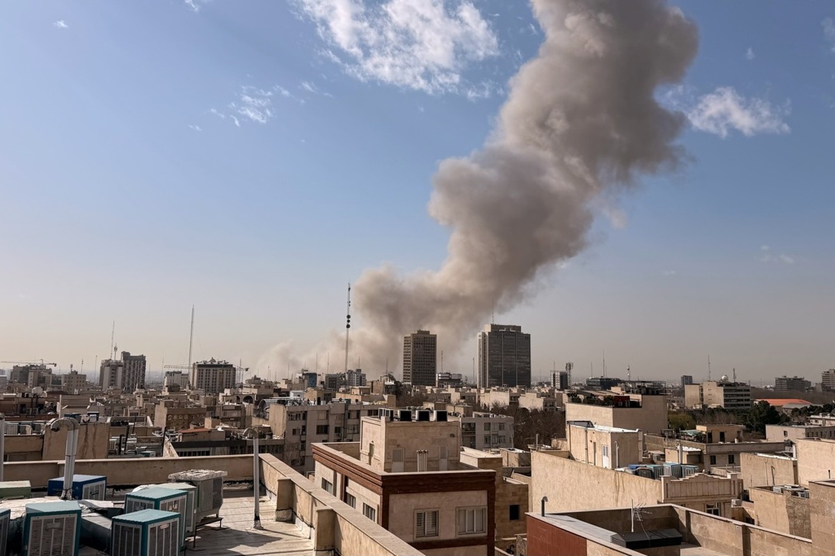 EUA e Israel bombardeiam o Irã, que ataca bases americanas em resposta