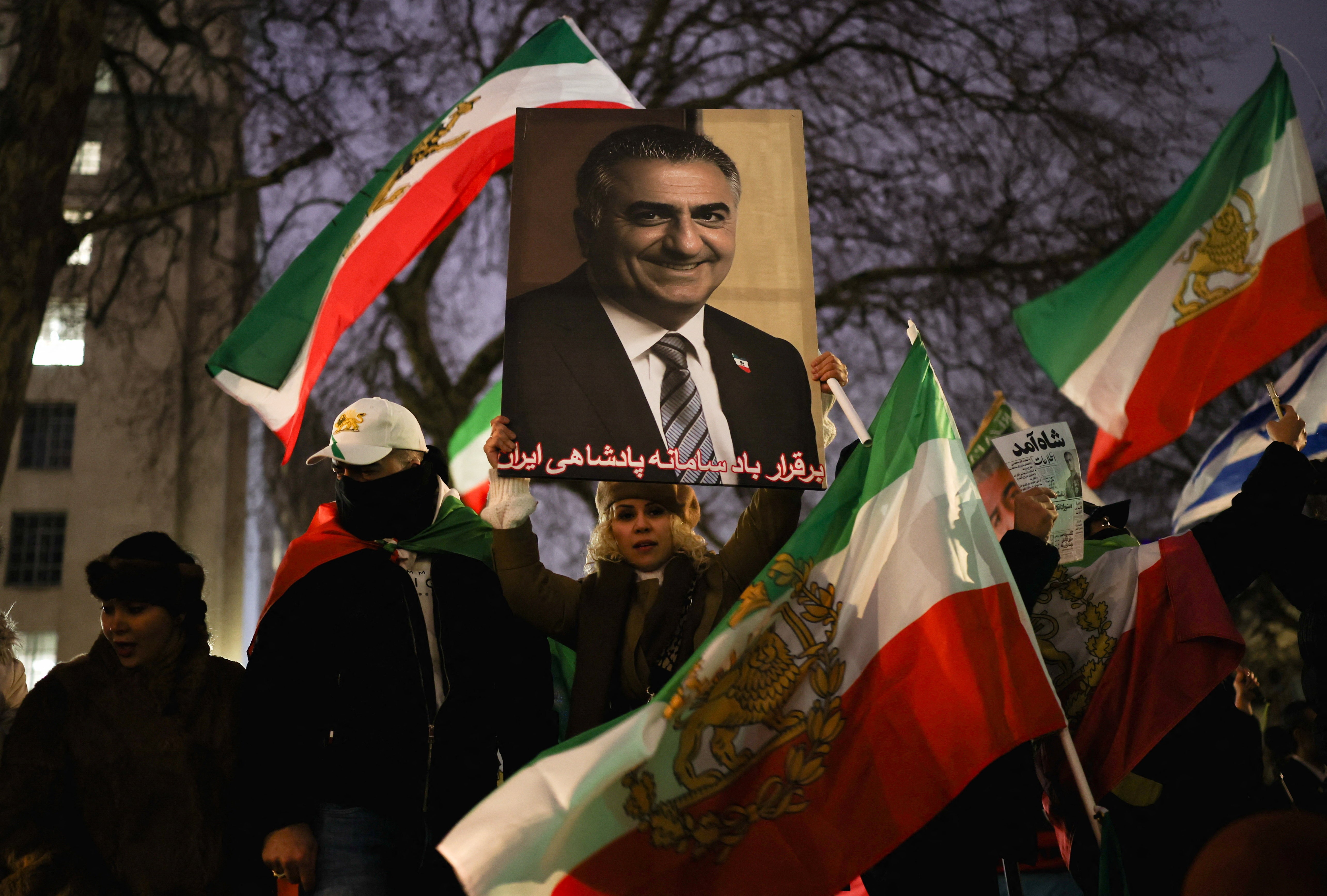 'Momento de voltar às ruas está próximo', diz Reza Pahlavi; quem é o filho de ditador que se apresenta como príncipe herdeiro
