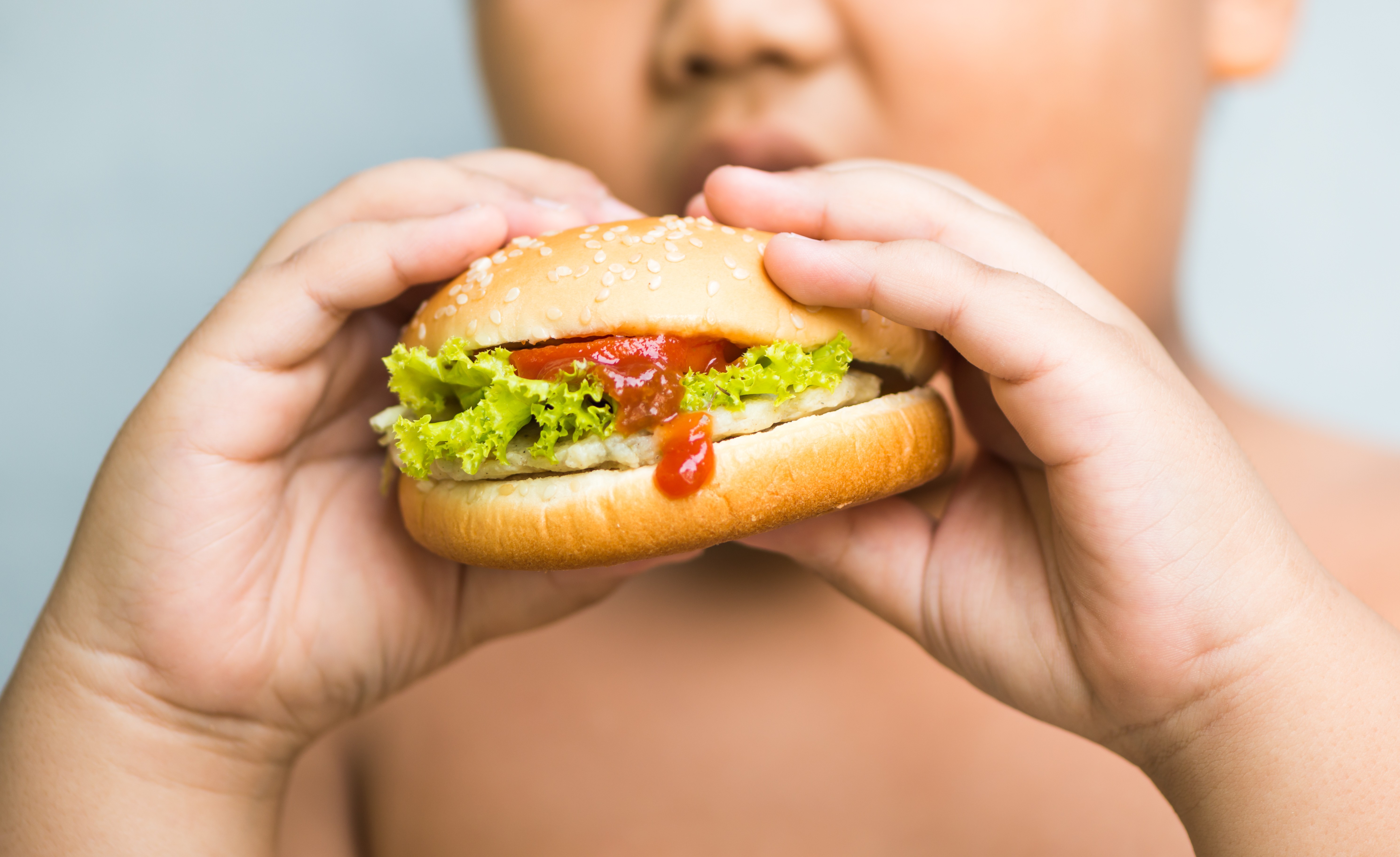 Obesidade infantil: médica pede 30% de imposto em bebidas açucaradas e veto a ultraprocessados nas escolas
