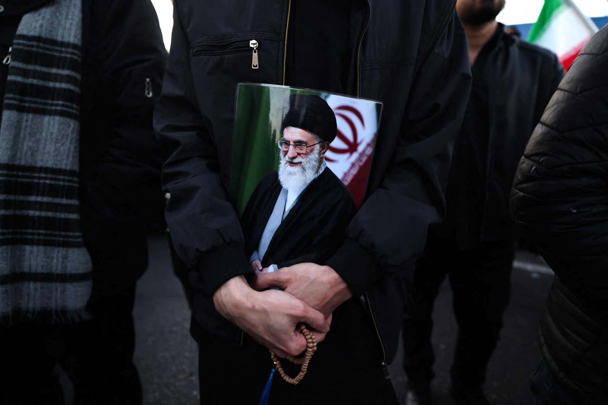 É #FAKE que vídeo mostre velório público de Ali Khamenei; cena exibe funeral de chefe do Hezbollah em 2025