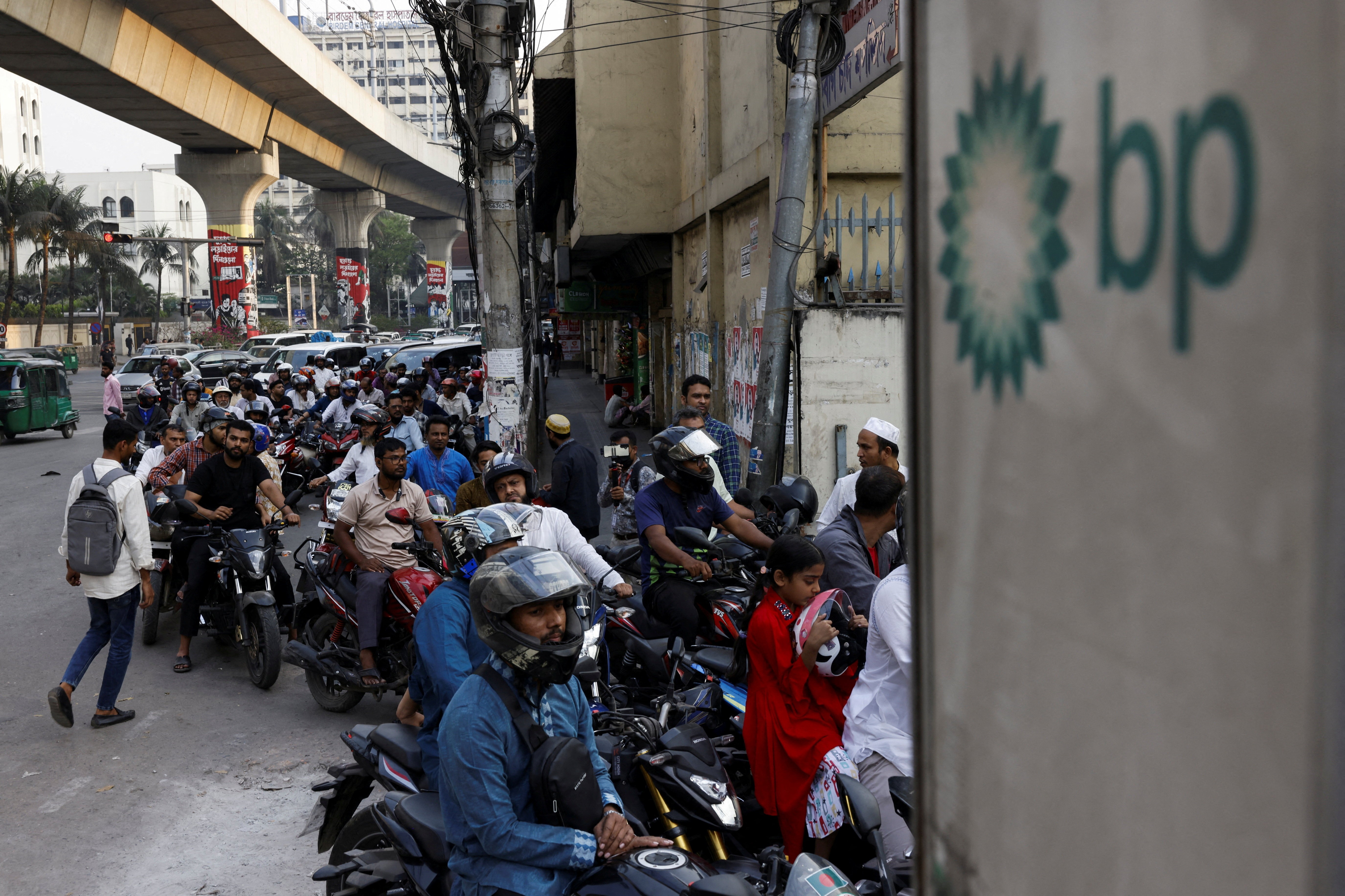 Bangladesh fecha universidades em meio à crise energética