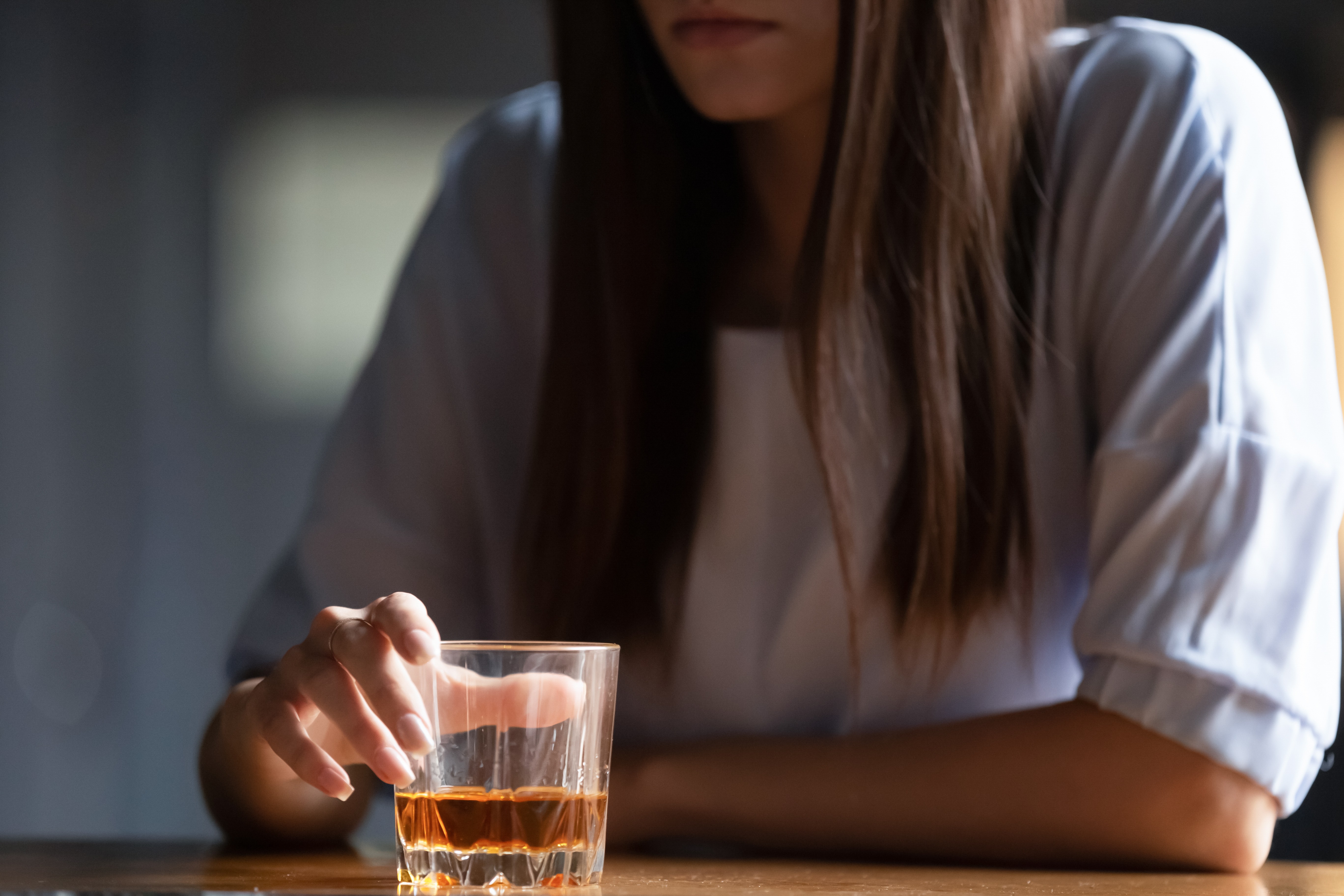 Mortes por álcool entre mulheres crescem 20% no Brasil em 10 anos e internações sobem 41%, aponta CISA