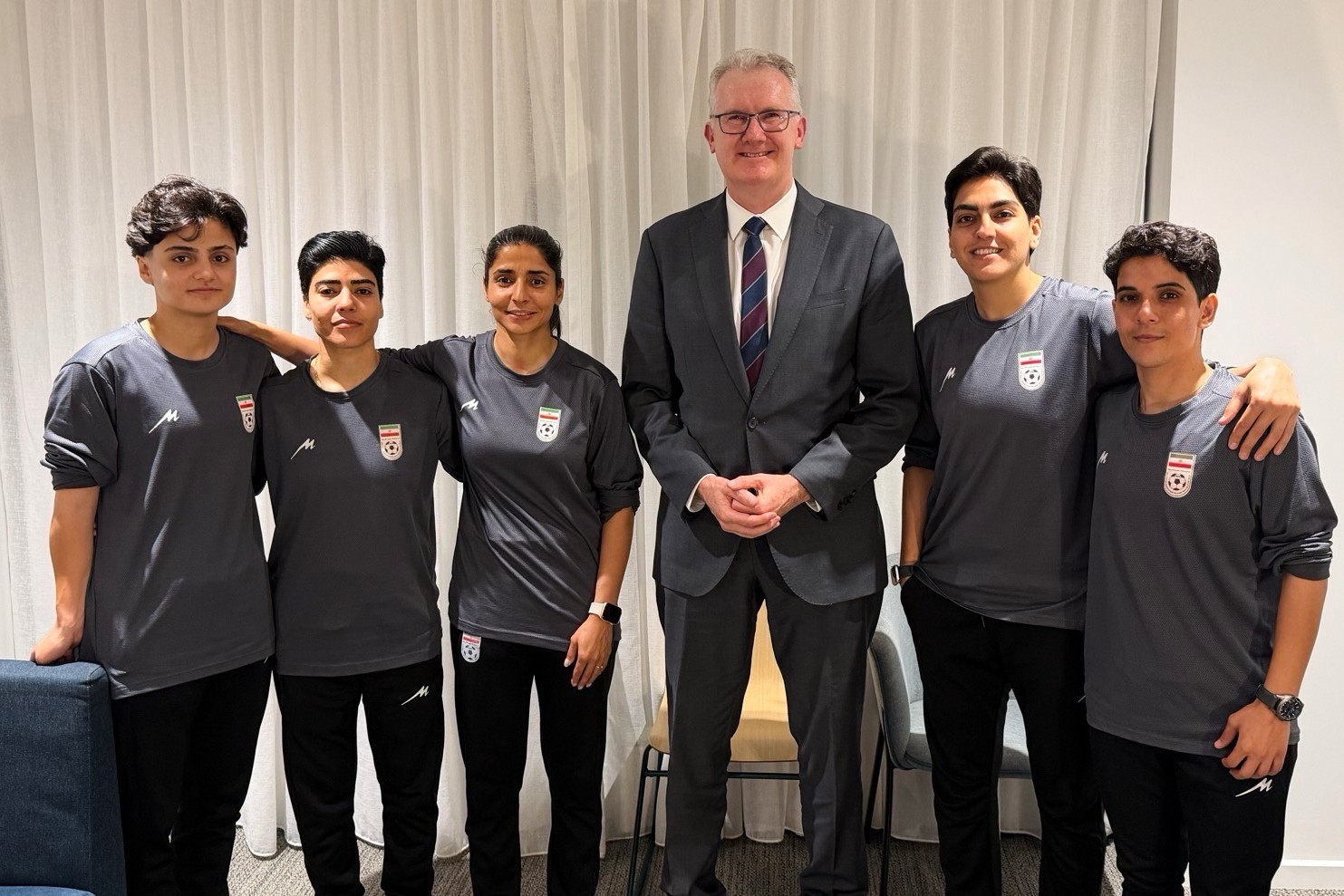 Parte da seleção feminina de futebol iraniana deixa a Austrália após ofertas de asilo